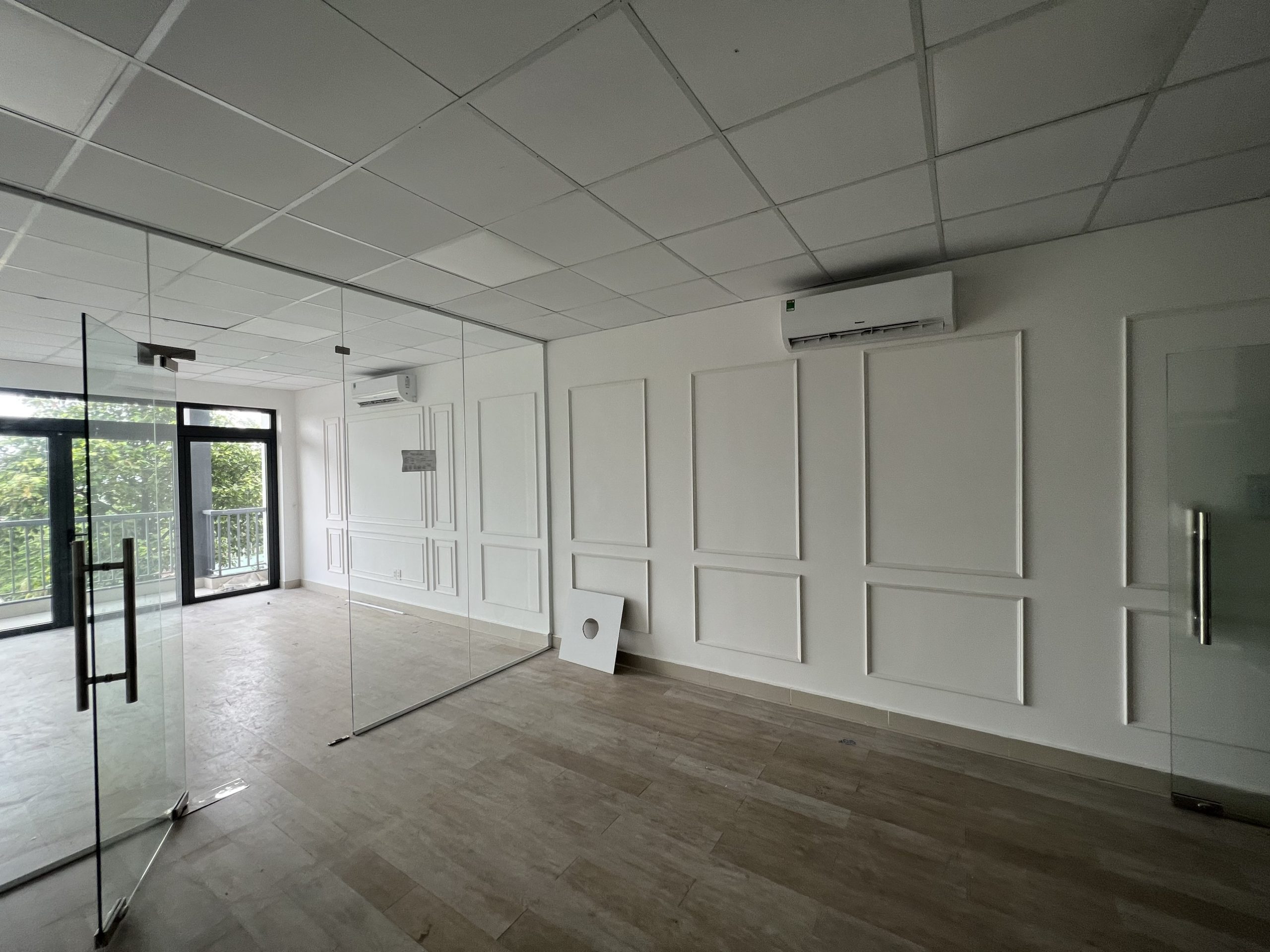 Cho thuê nhà mặt tiền KDC HimLam p Tân Hưng Quận 7.DT:5x20,hầm,thang máy,lửng,4 lầu,thang bộ cuối nhà,sàn trống.Giá:60tr/th