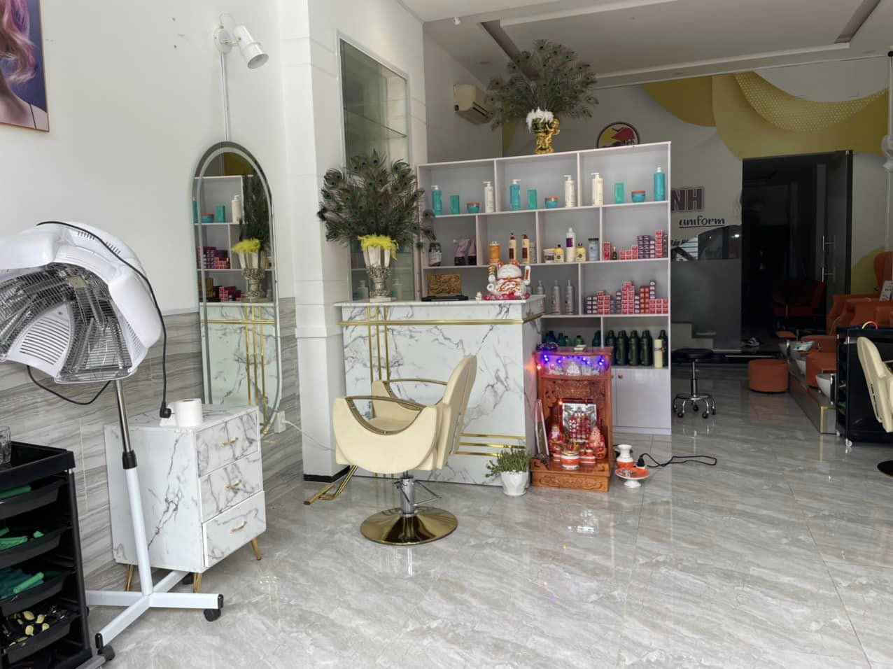 Mình sang tiệm và mặt bằng kinh doanh quán tóc rất đông khách
