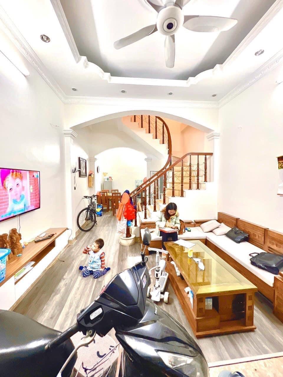 BÁN NHÀ NGUYỄN ĐÌNH HOÀN, NGÕ THÔNG, 38M*4 TẦNG, MT 4M, VUÔNG VẮN, GIÁ 4,8 TỶ