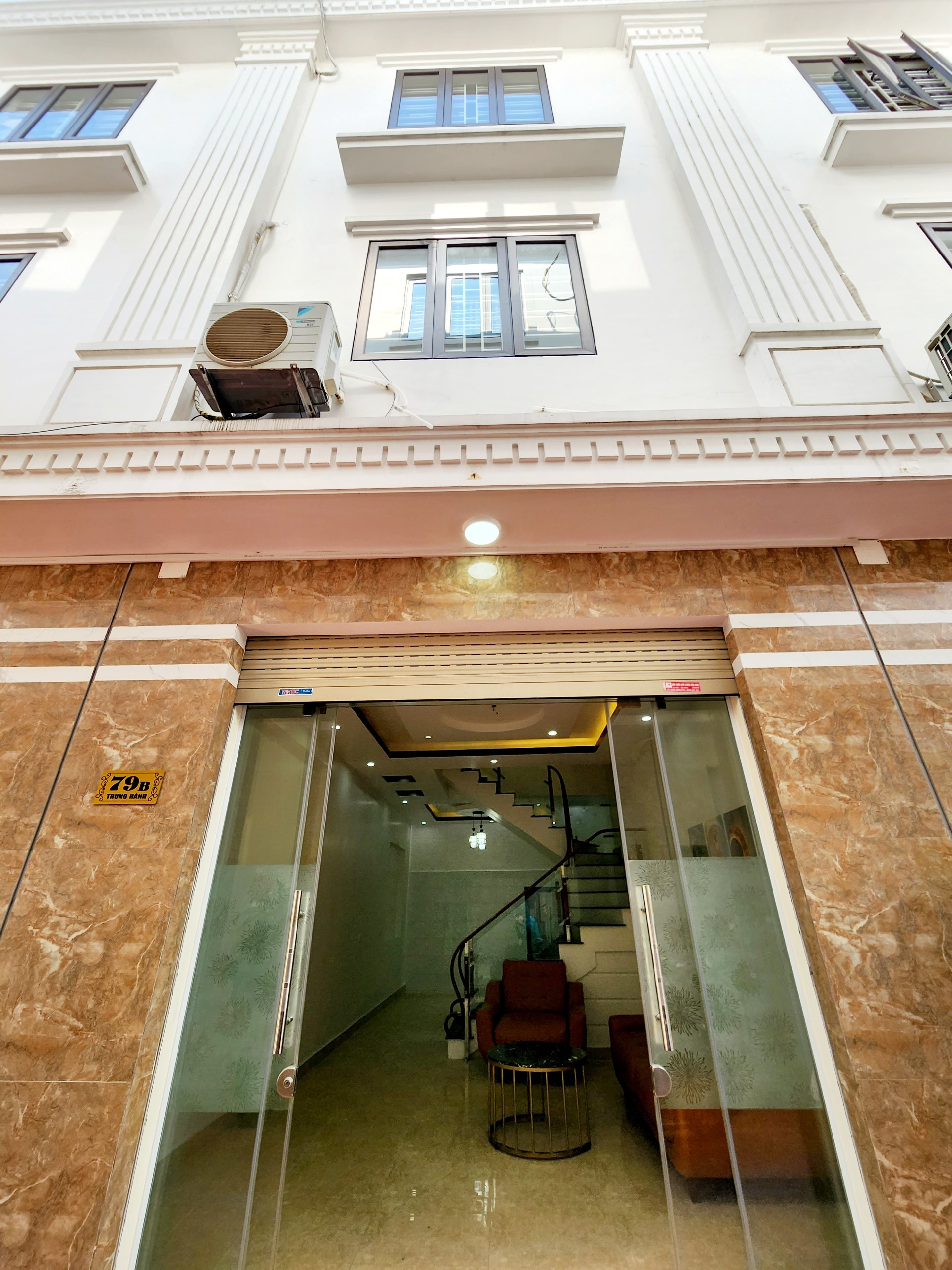 Bán nhà 3 tầng, diện tích 43m2 ngõ 681 Ngô Gia Tự, giá 2.59 tỷ