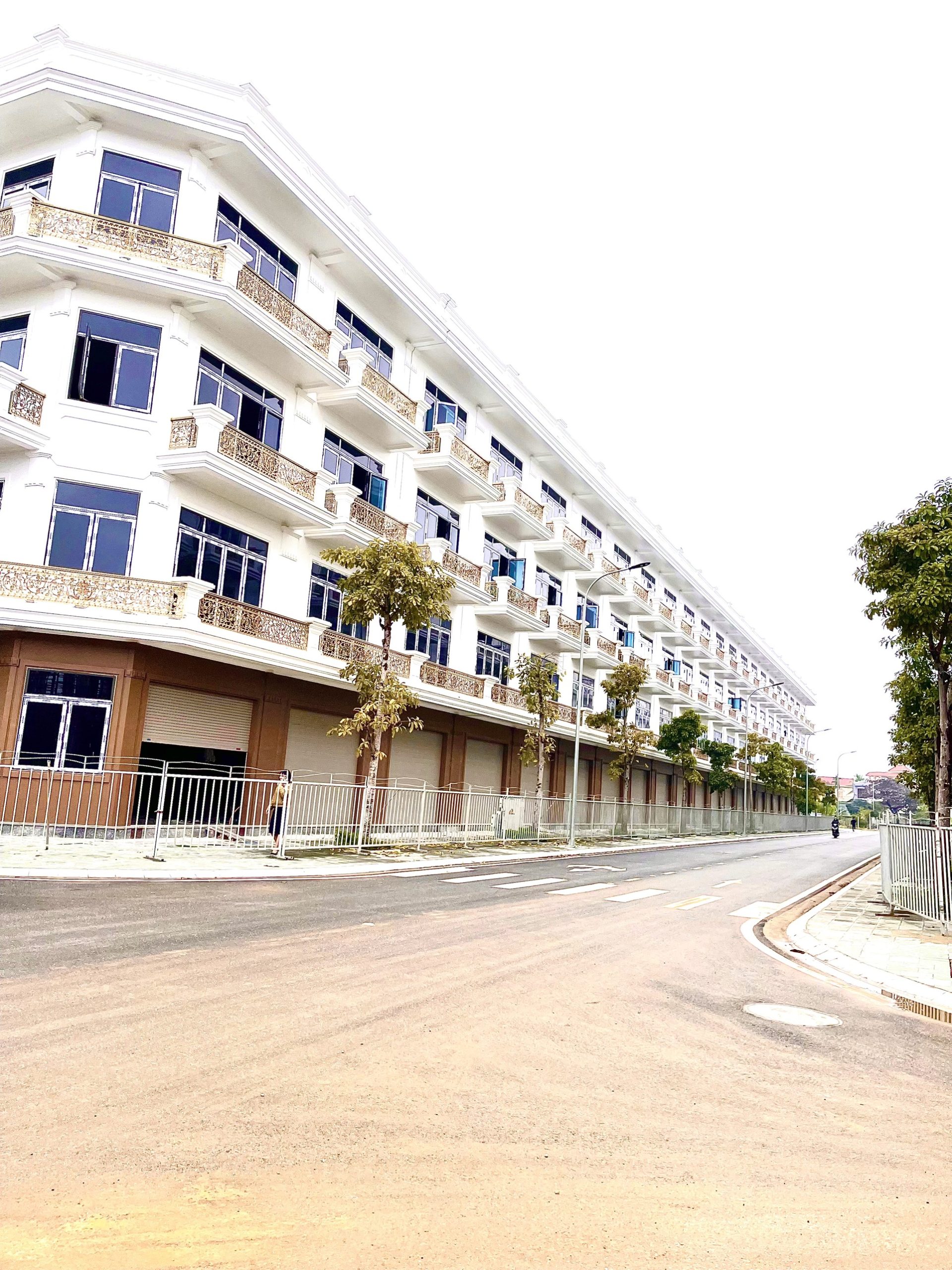 SHOPHOUSE LÔ GÓC ĐƯỜNG CSEDP, KĐT XUÂN HƯNG .