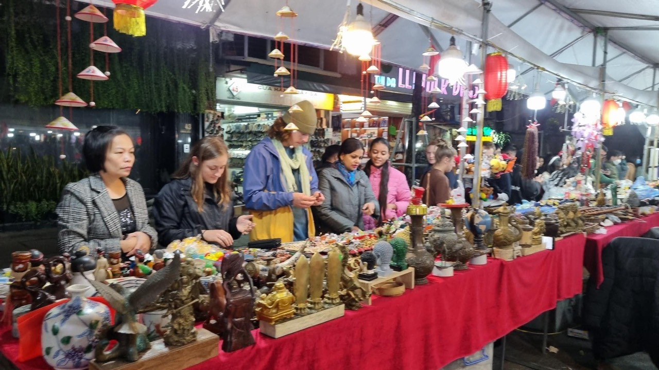 Chính chủ cần sang nhượng mặt bằng kinh doanh đồ Lưu Niệm tại phố đi bộ Bờ Hồ, Hoàn Kiếm, Hà Nội.