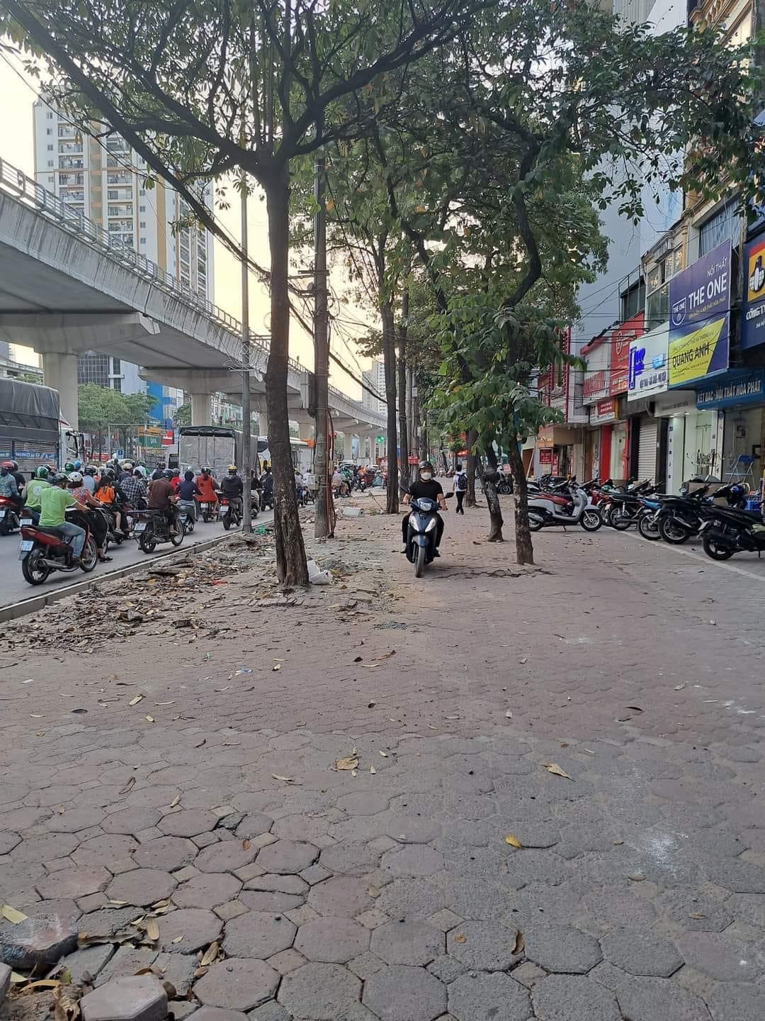 Mặt phố Hồ Tùng Mậu-Vị trí đẹp nhất phố-Thiết kế thích hợp làm văn phòng hoặc vừa ở vừa kinh doanh-vỉa hè 6m