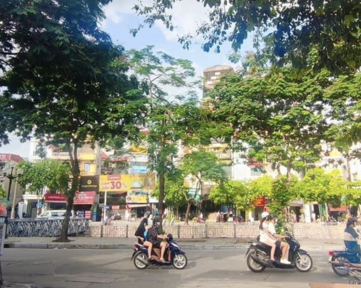 Mặt phố Minh Khai 71 m- 9,2 tỷ -Nhà thoáng trước sau ở cực sướng mở cửa sổ phía sau , hàng xóm thân thiện hòa đồng - Gần trường học , bệnh viện