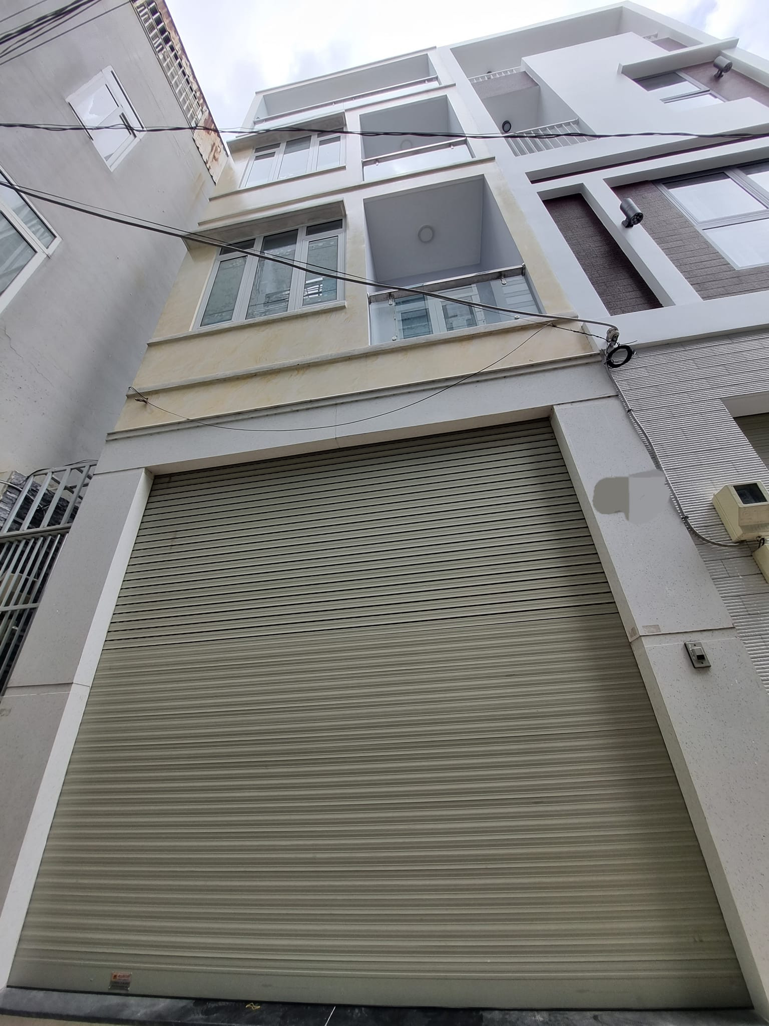 QUẬN 7 - NHÀ ĐẸP LUNG LINH 4 TẦNG - HẺM XE HƠI - 4.7x12M - SÂN THƯỢNG - 4PN - 5 TỶ TÍ