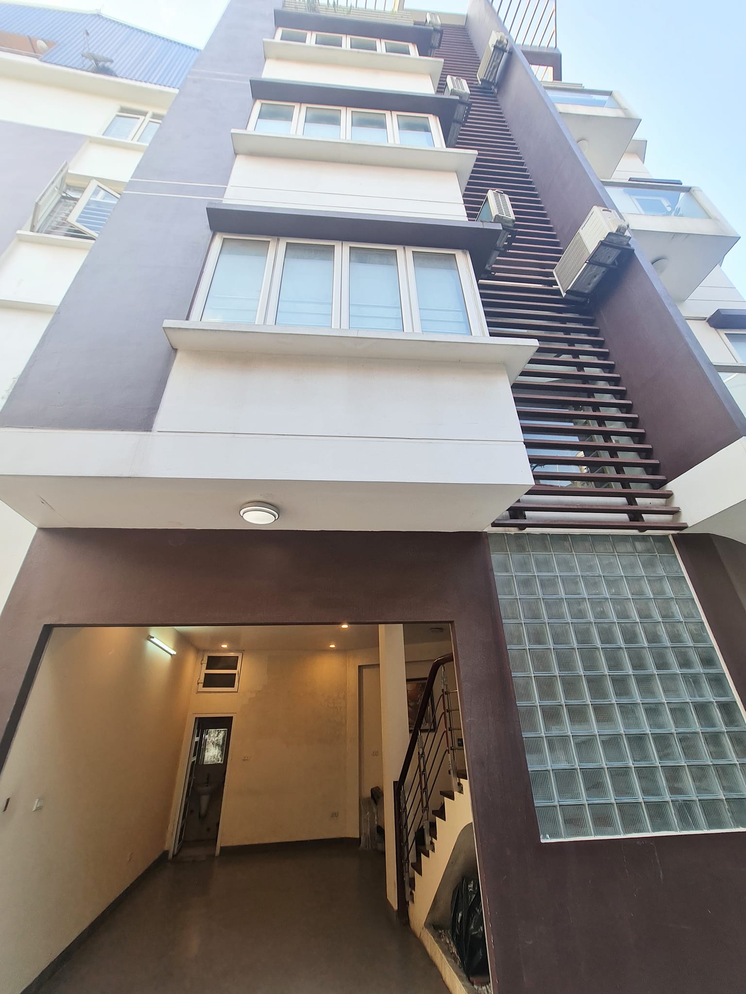 Bán nhà-Bồ Đề-Long Biên-Dt 45m2-5 tầng-Gara ô tô tránh-Hơn 6 tỷ.