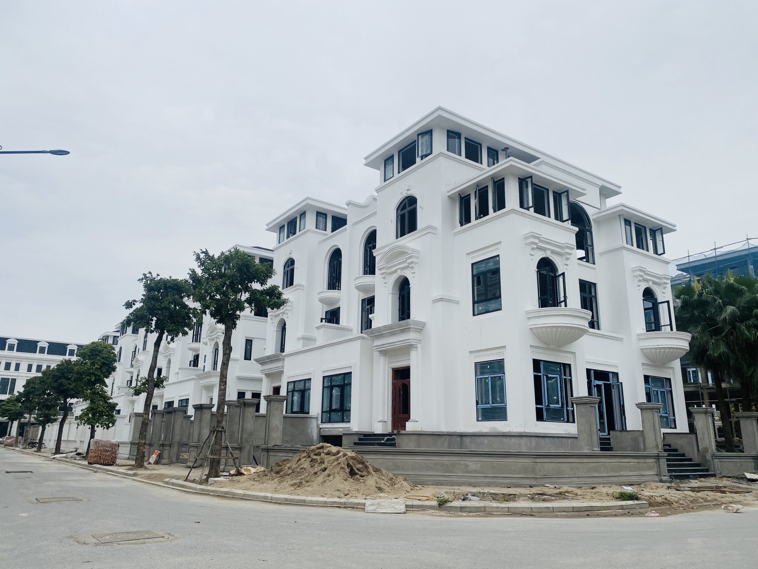 CHÍNH CHỦ Biệt thự Louis City Hoàng Mai SIÊU ĐẸP. Diện tích 266,8m2, XD 3 Tầng+ hầm,Giá 155tr/m2.Giao dịch ngay. LH: 0944 285 522