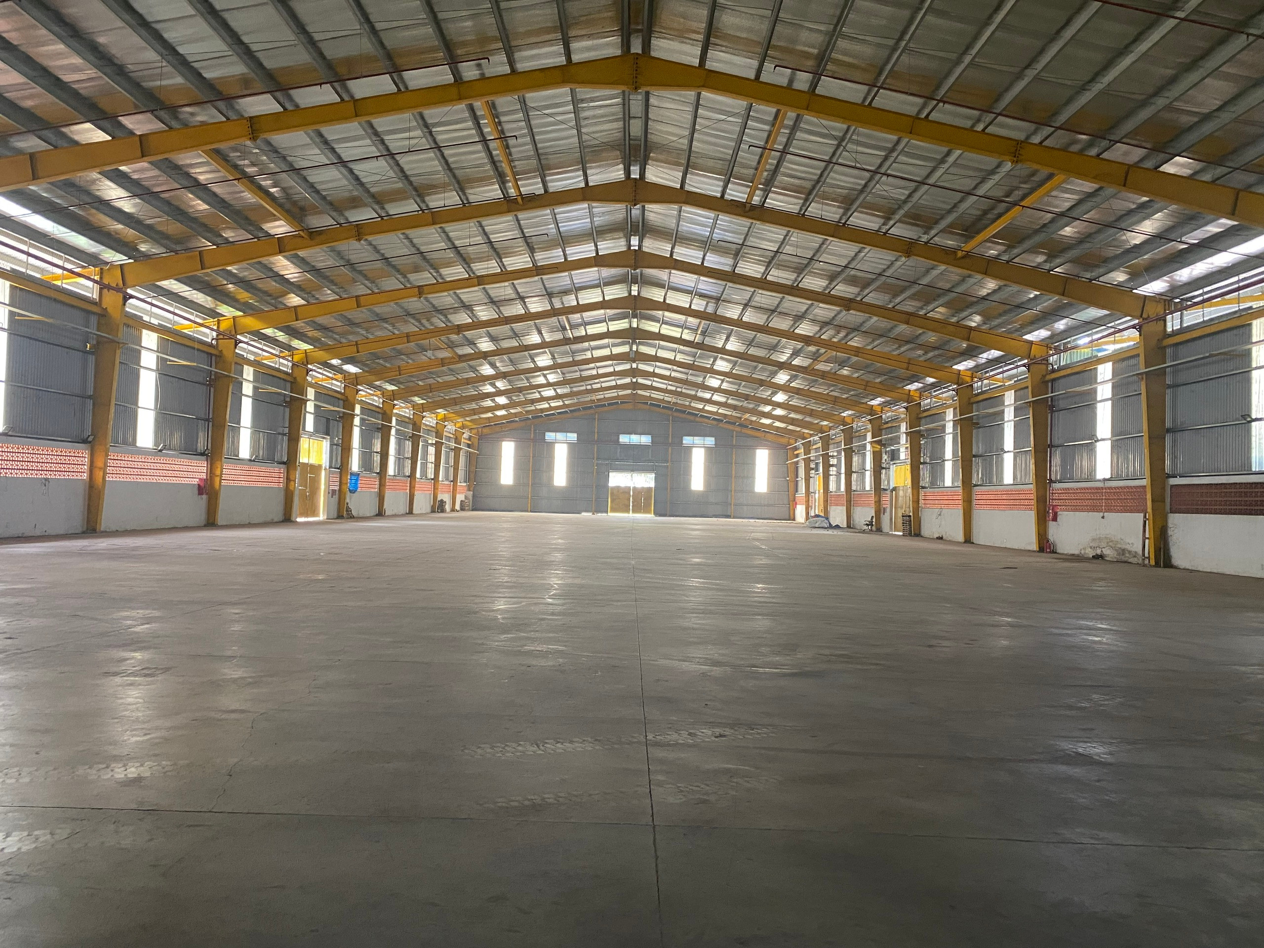 CHO THUÊ NHÀ XƯỞNG 3000M2 ĐẦY ĐỦ TRANG THIẾT BỊ GIÁ RẺ BẤT NGỜ KCN LỘC AN