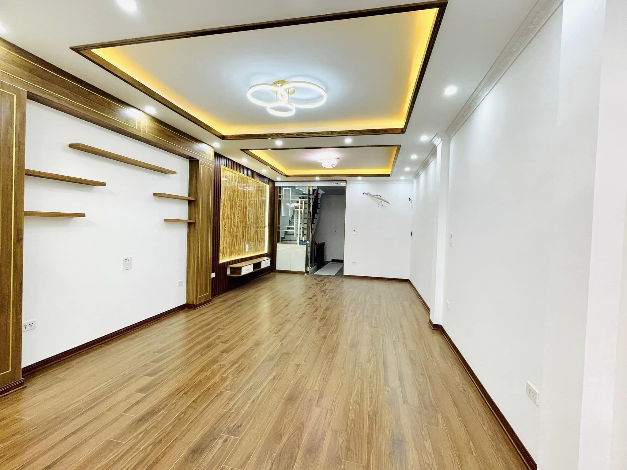 XEM NGAY! LĨNH NAM GIAO TAM TRINH, Ô TÔ VÀO NHÀ, MỚI ĐẸP, 70,3m x 6TẦNG THANG MÁY, 10,5 TỶ