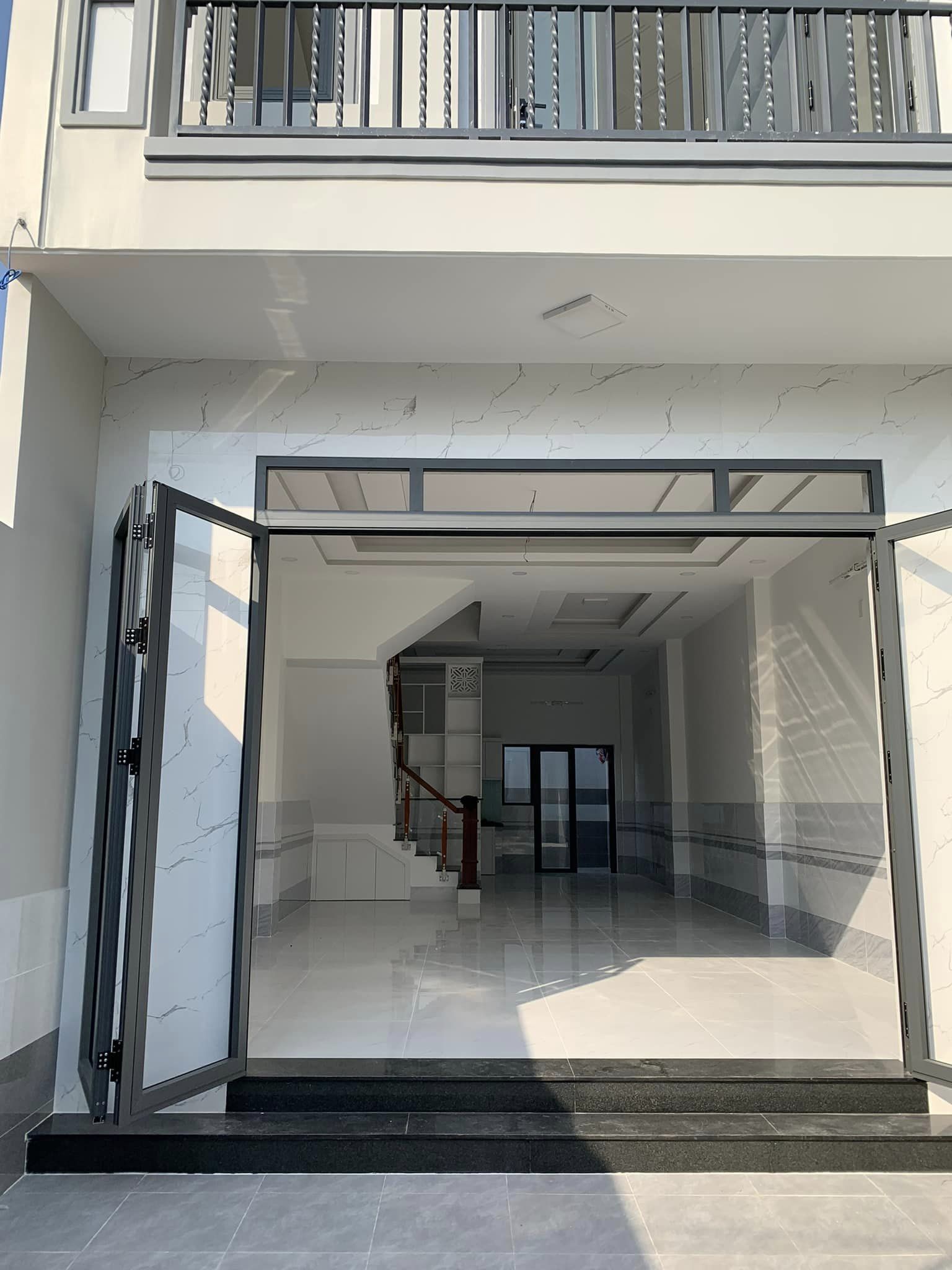 nhà mới xây 4 tầng 5x20, xe hơi ngủ trong nhà, lê văn lương.