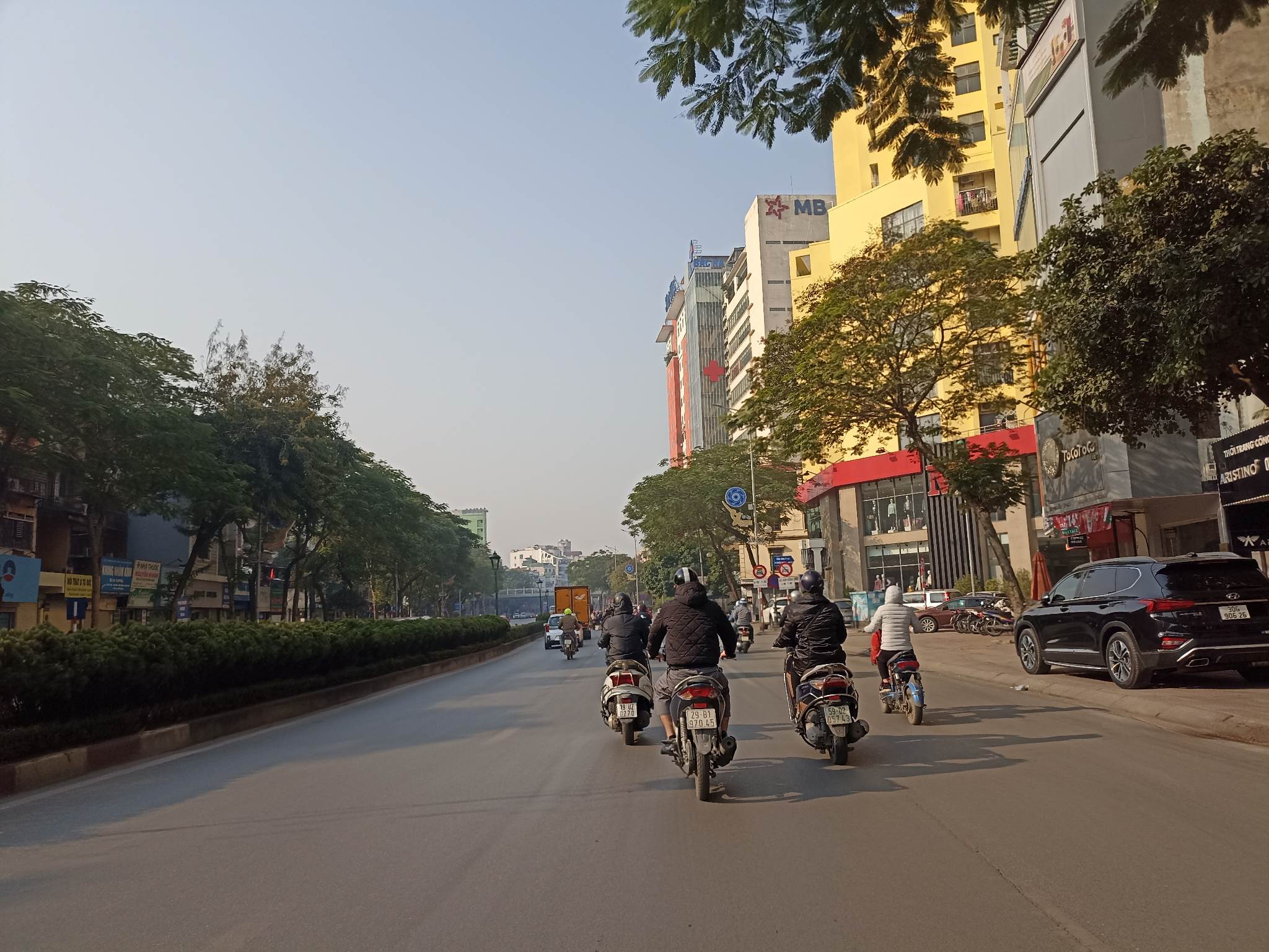 Bán nhàmặt phố Nguyễn Văn Cừ - LB. DT 77 m2. 4 tầng. MT 4 m. Giá 20.5 tỷ. KD, Vỉa hè