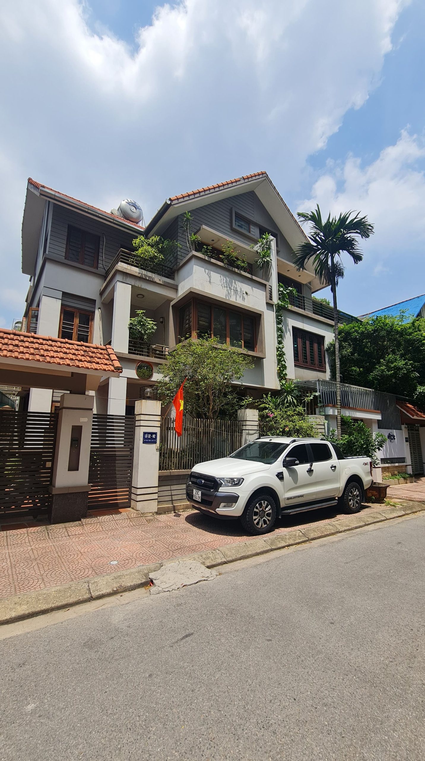 Cắt lỗ bán biệt thự ngõ 603 phố Lạc Long Quân, Tây Hồ, 276m2, 4 Tầng, MT 17m, ô tô, giá nhỉnh 43 tỷ