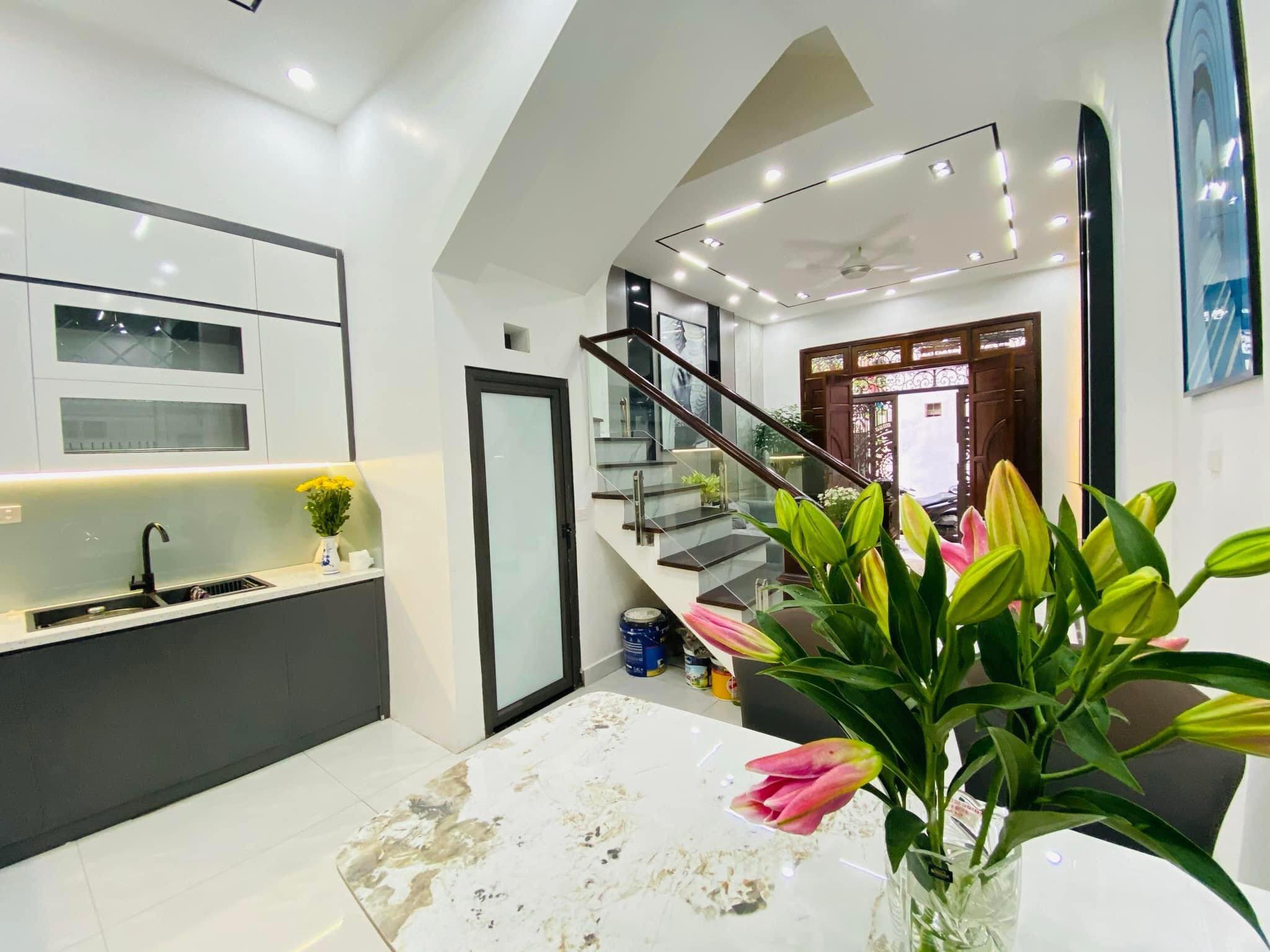 BÁN NHÀ MỚI PHỐ TÂY SƠN, ĐỐNG ĐA, 37M, 5 TÂNG, GIÁ 5,2 TỶ, NGÕ RỘNG THOÁNG, AN SINH ĐỈNH, TẶNG NỘI THẤT VỀ Ở NGAY.