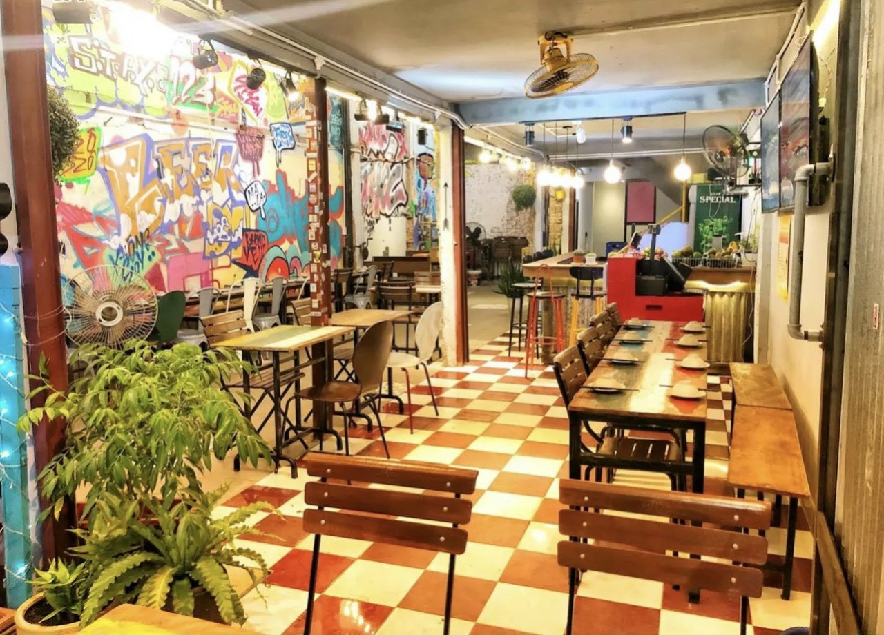 Cho thuê nhà MT Đề Thám. Đang là mô hình quán ăn. Giá: 50 tr/th