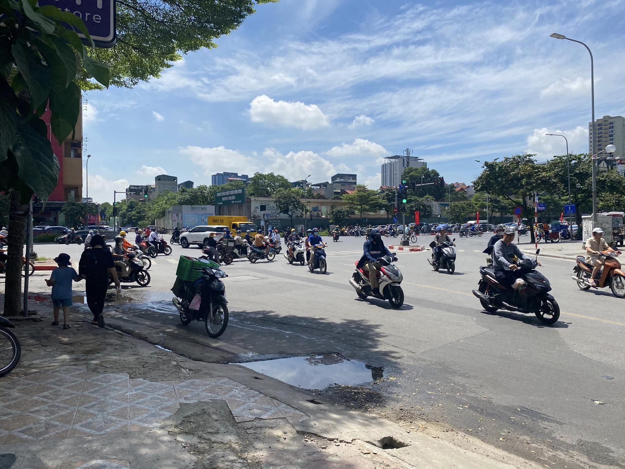 Bán nhà mặt phố Tây Sơn, Đống Đa, 6 tầng thang máy, vỉa hè 6m, mặt tiền siêu rộng, 55 tỷ.