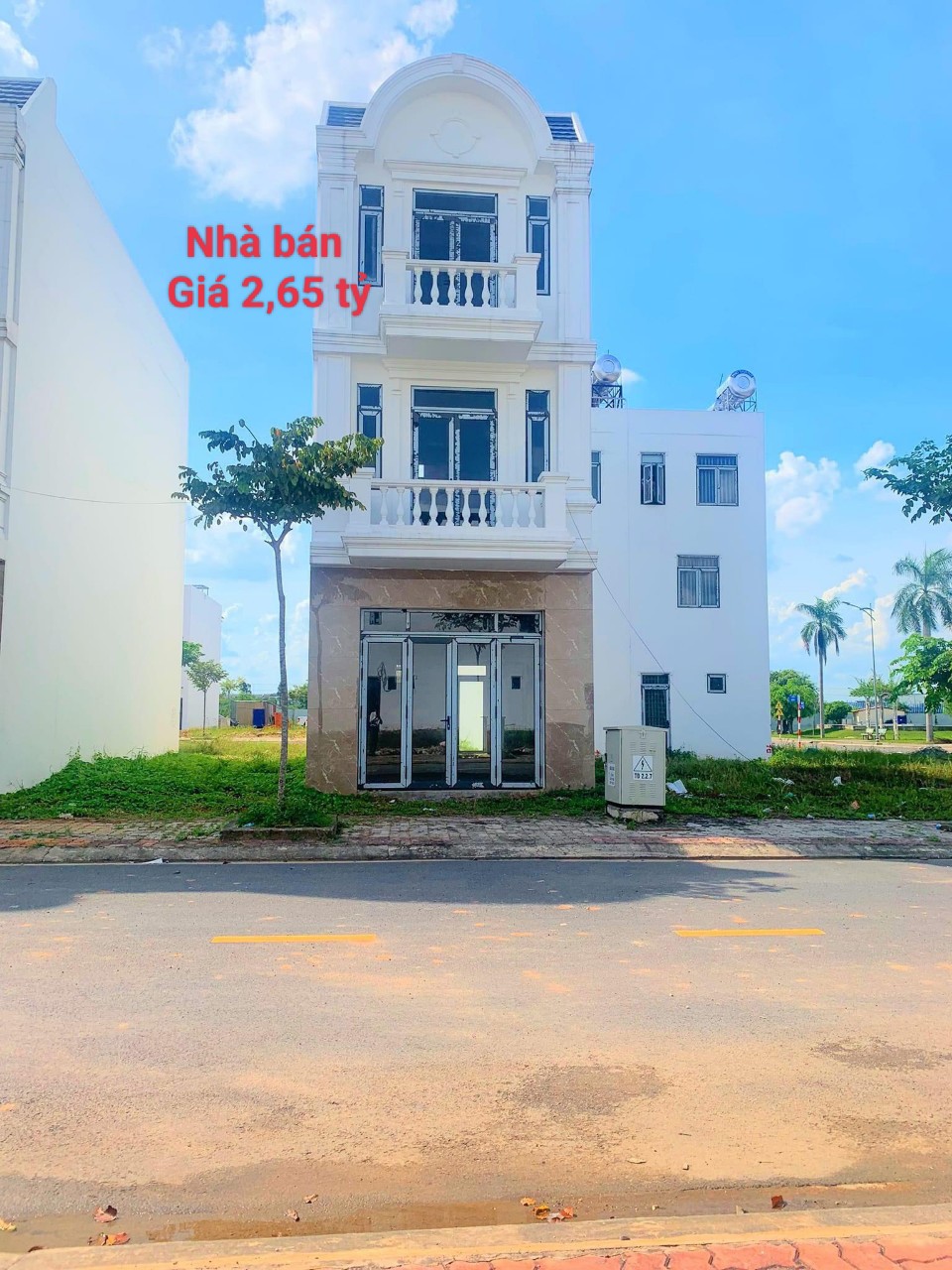 Bán nhà 1 trệt 2 lầu mới gần chợ Phú Chánh, cạnh trung tâm dạy lái xe ô tô giá 2,65 tỷ