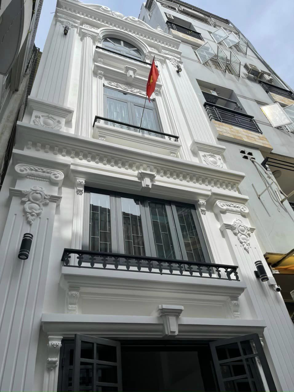 Nhà mặt tiền đường P.tân định Q1-DT:4x18m 4 tầng GIÁ TỐT