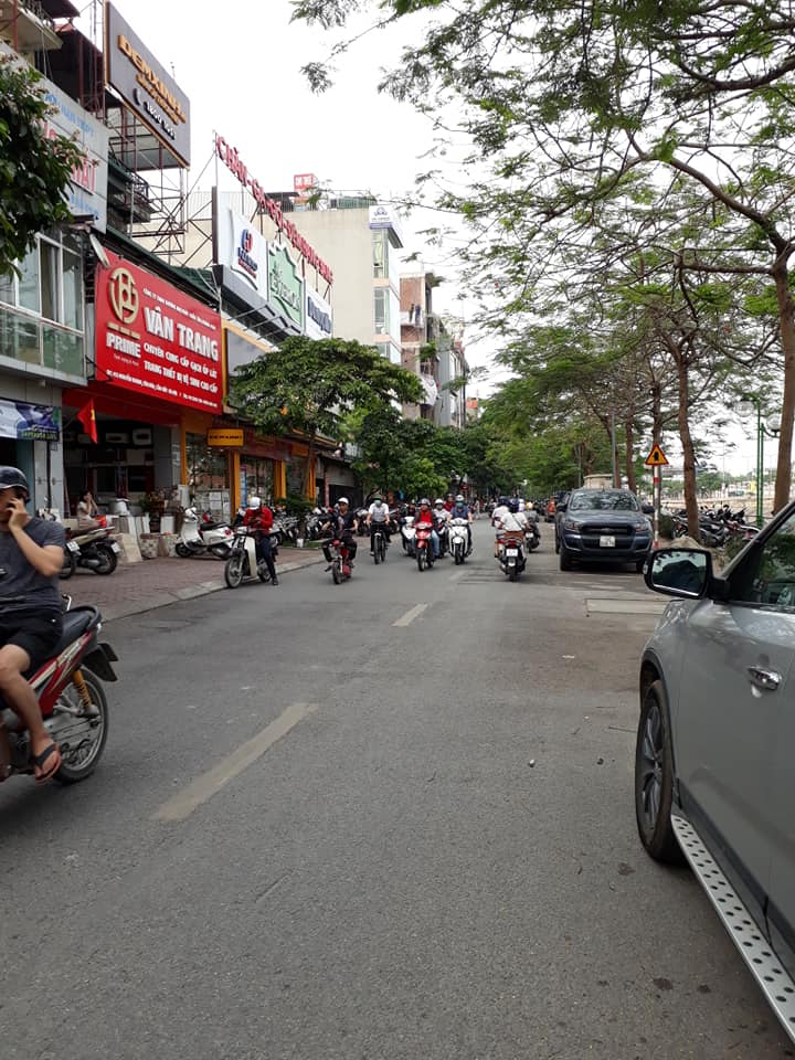 SANG TÊN MỎ VÀNG CẦU GIẤY 8TẦNG 100M2 đang cho thuê 2tỷ/năm giá 66tỷ.