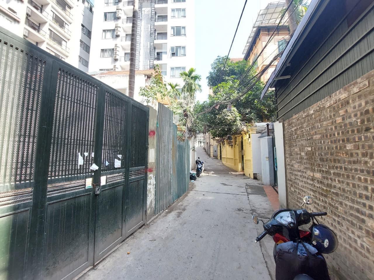 Mảnh đất vàng siêu hiếm-lô góc - ngõ ô tô vào nhà thoải mái-phù hợp xây toà văn phòng cho thuê hoặc căn hộ cho thuê