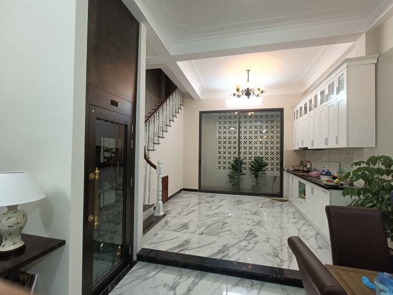 Bán nhà phân lô, kinh doanh, thang máy, Việt Hưng, Trường Lâm quận Long Biên 56mx5T