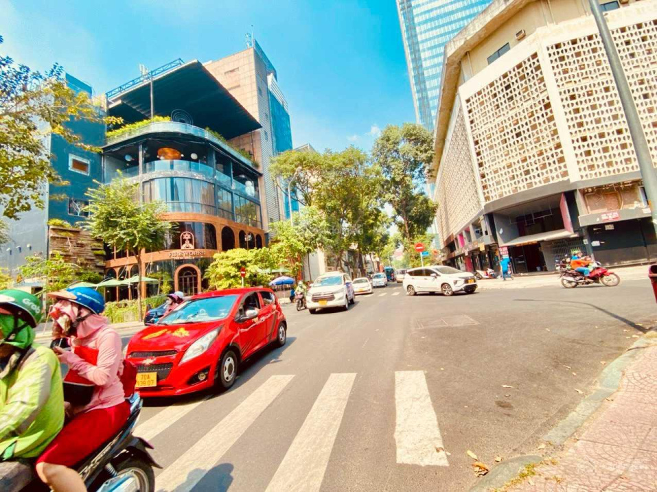 CHO THUÊ NHÀ GÓC 2 MẶT TIỀN HUỲNH THÚC KHÁNG - NAM KỲ KHỞI NGHĨA, QUẬN 1. DT (20X25M) TRỆT VÀ 4 LẦU