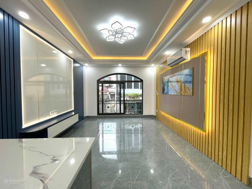 Bán nhà hoàng văn thái gần trường đại học y 7 tầng tháng máy