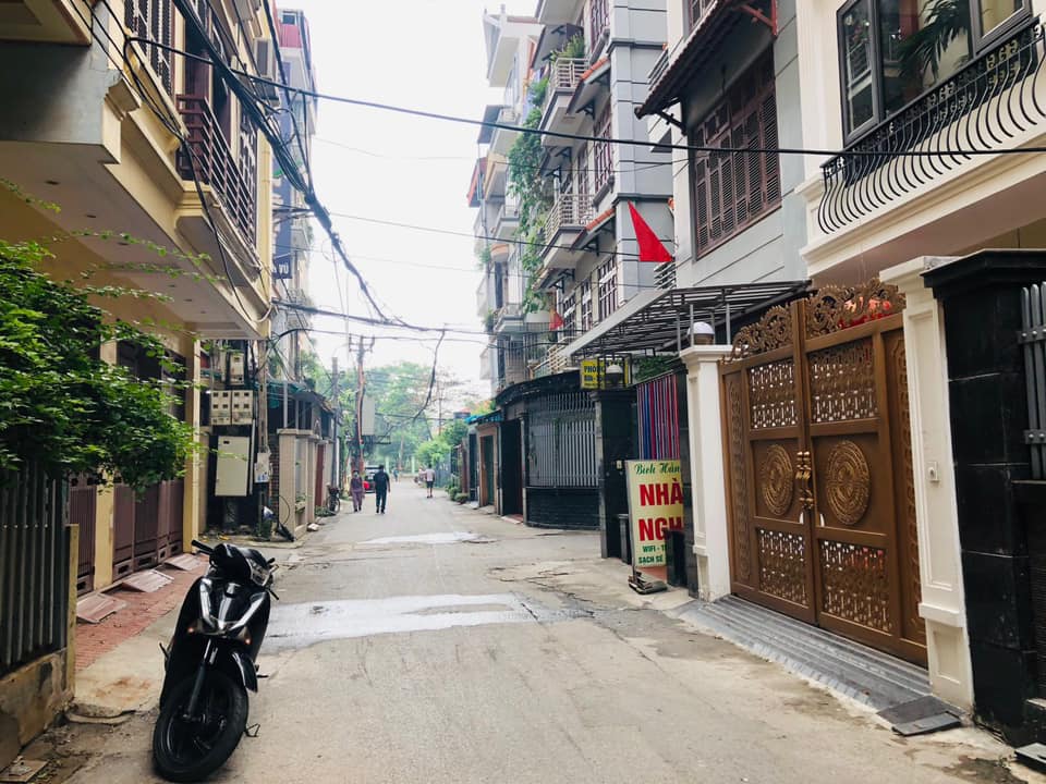 Chính chủ bán nhà phố Trần Quốc Hoàn, DT 52m, 5 tầng, ô tô vào, nhà đẹp, giá 11.8 tỷ