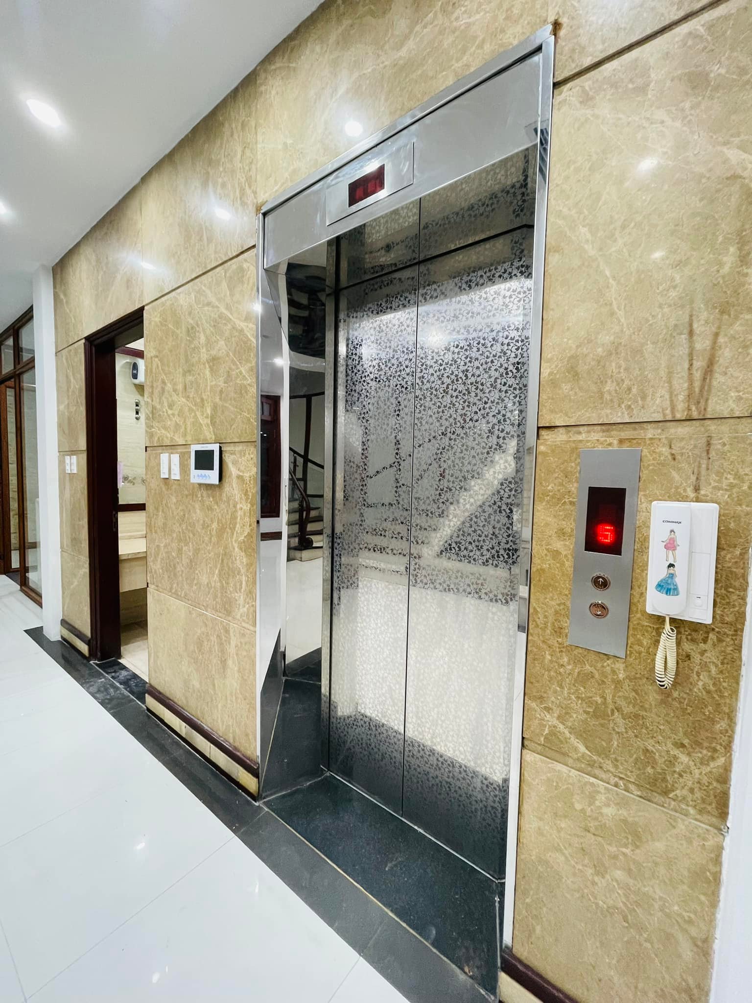 CỰC HIẾM - ĐẸP NHẤT PHỐ TRẦN THÁI TÔNG – VĂN PHÒNG VIP – 6 TẦNG THANG MÁY – 130M2 – 55 TỶ