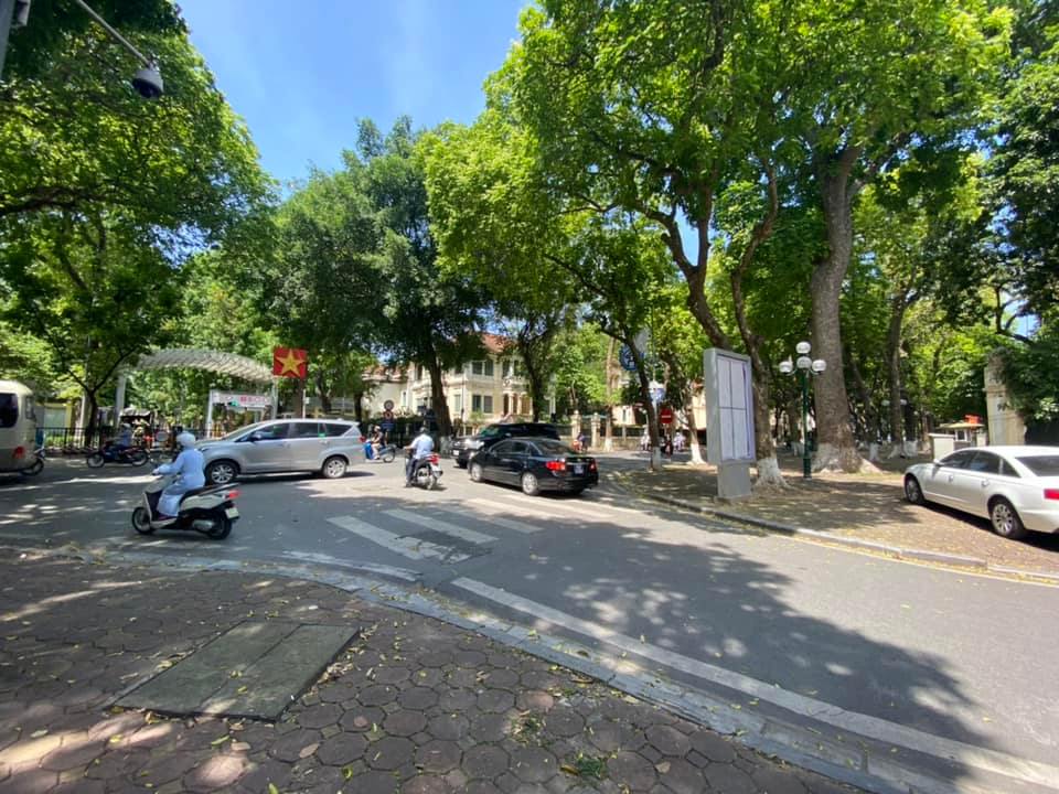 BÁN NHÀ MẶT PHỐ ĐẶNG TẤT - BA ĐÌNH. DT 61M. LÔ GÓC 2 MẶT TIỀN. GIÁ 26,5 TỶ