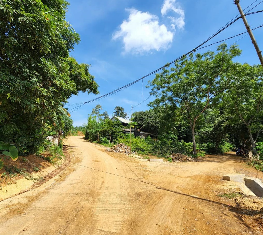E xin trình làng siêu phẩm view hồ Lạc Sơn Diện tích : 1000m có 108m Ont sổ hồng sẵn cc luôn Cách ql12b khoảng 4km