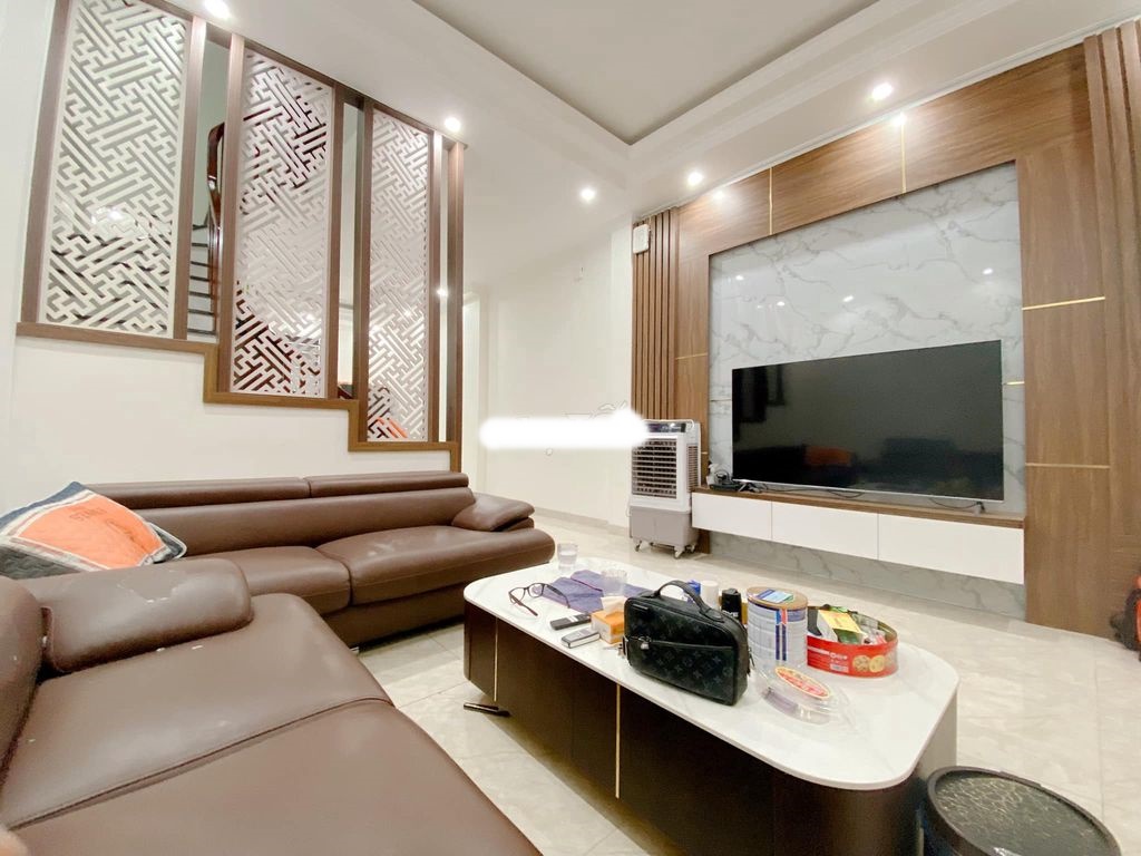 Chính chủ cần bán nhà đường Lạc Long Quân - oto vào nhà – giá chỉ 14,8 tỷ đồng.