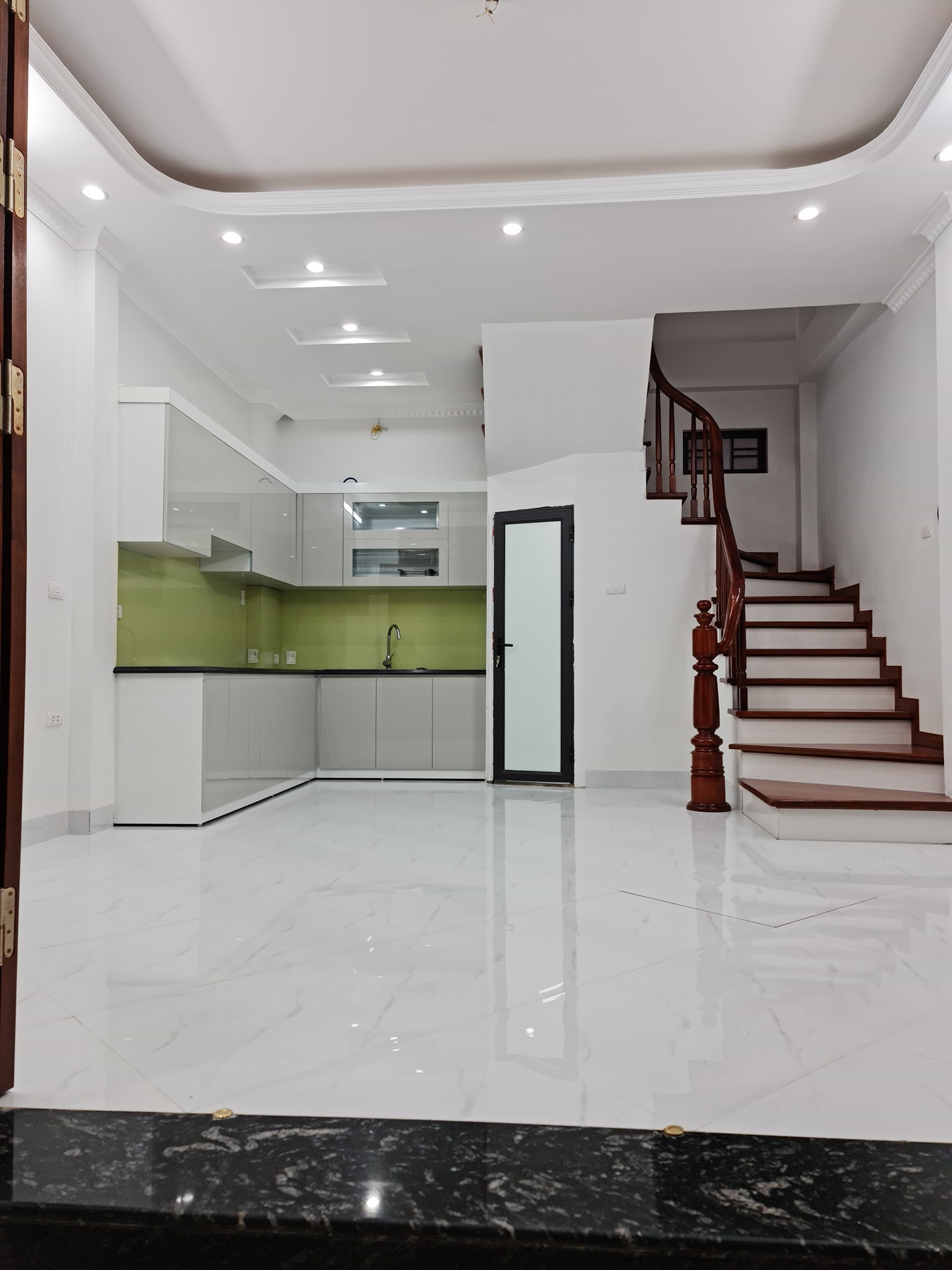 Bán nhà mới đẹp 33m 5 tầng 3 thoáng mặt tiền rộng Đê La Thành Ba Đình 4.6 tỷ ngõ thông dân trí cao