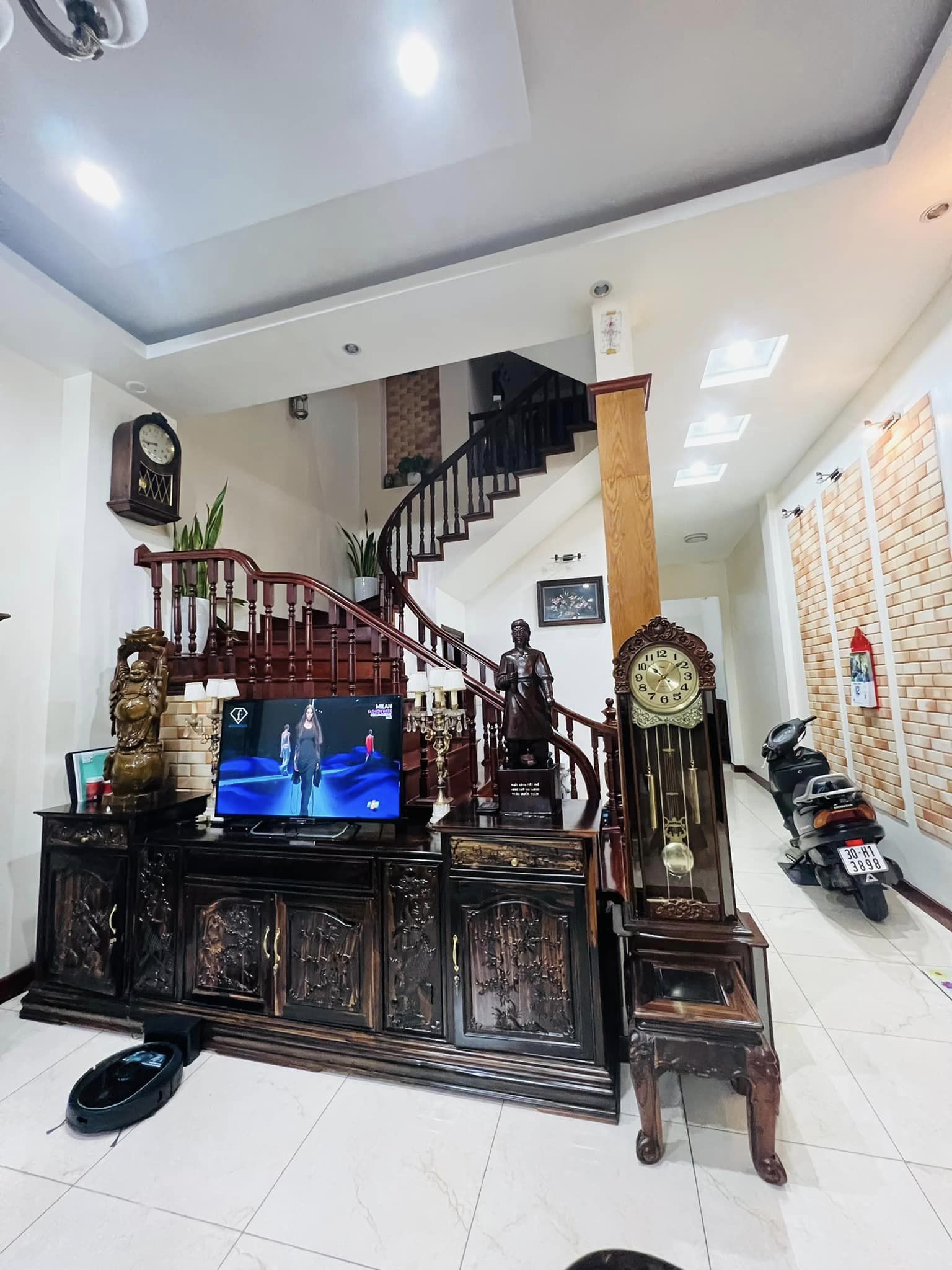 BÁN NHÀ PHÂN LÔ XUÂN LA - TÂY HỒ. GARA. Ô TÔ TRÁNH. DT 82M. MT 5M. GIÁ 23 TỶ