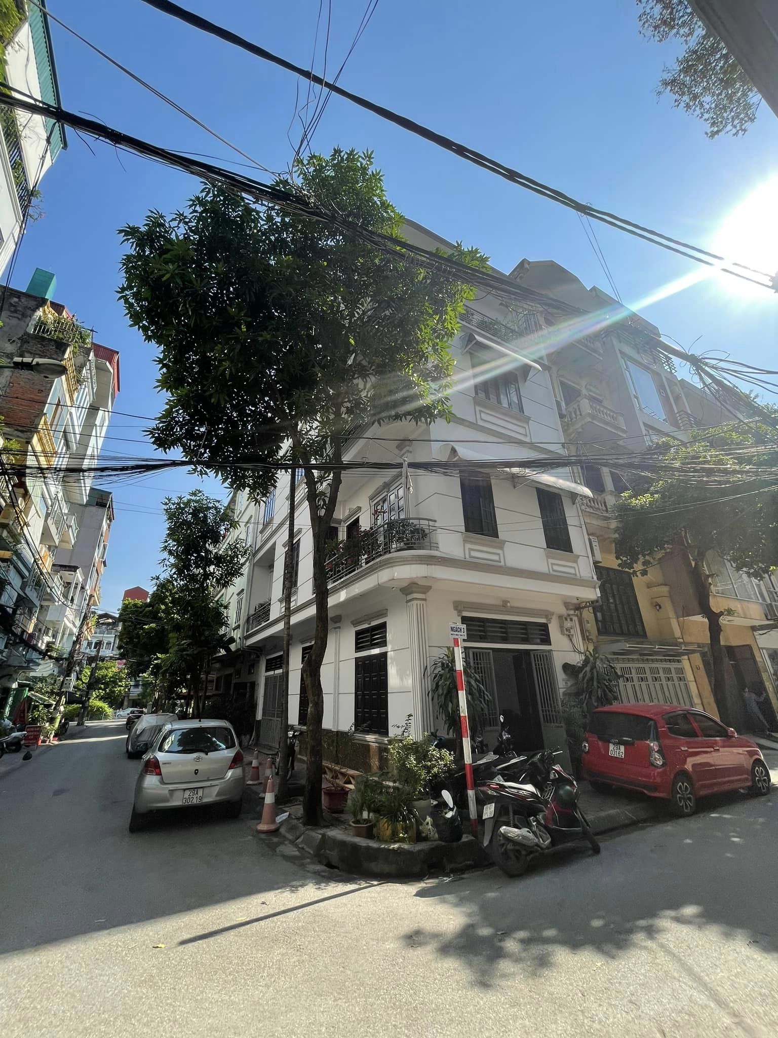 BÁN NHÀ TRUNG KÍNH. VỈA HÈ KINH DOANH CAFE, VP, LÔ GÓC. DT 60/80M2. GIÁ 23,8 TỶ