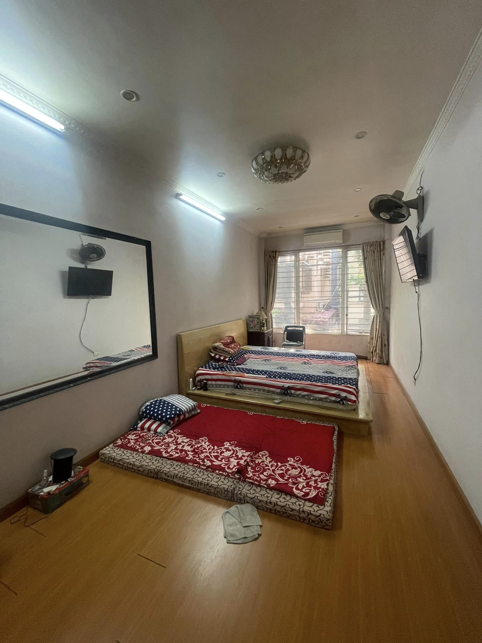 9.5 tỷ Nhà Trần Quang Diệu, Đống Đa, 32m2 x 4 tầng, kinh doanh, vỉa hè, ô tô chạy vòng quanh.