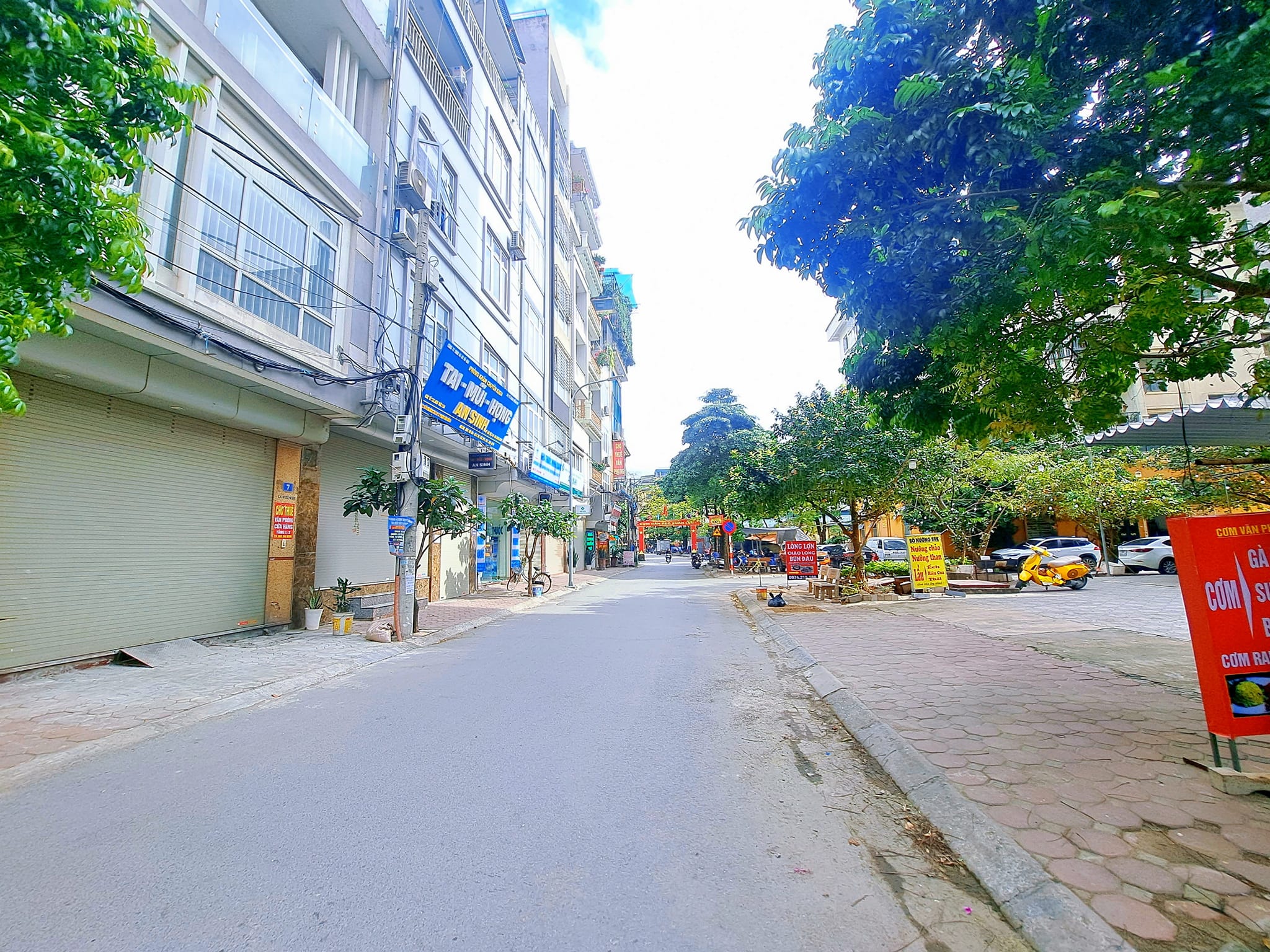 Nhà Phạm Văn Đồng 100m2x6T, MT 7m5, phân lô vỉa hè 2 ô tô tránh, KD sầm uất, 23.8 tỷ