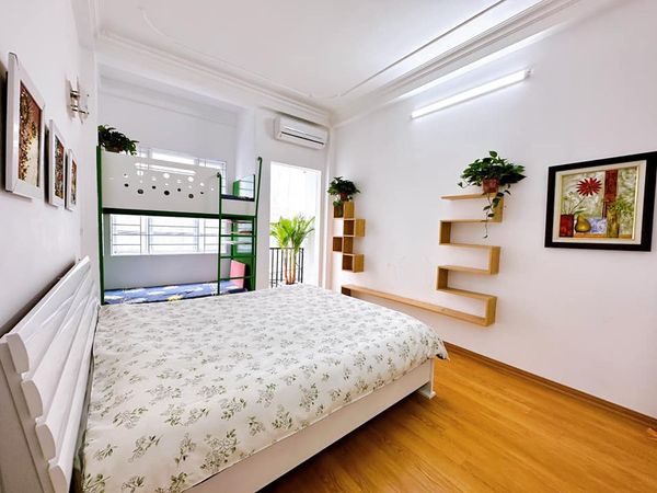 BÁN NHÀ ĐƯỜNG CẦU BÂY LONG BIÊN 5 TẦNG MỚI XÂY – MẶT TIỀN 4.5M – GIÁ 4 TỶ NỘI THẤT NHẬP NGOẠI .Ô TÔ ĐỖ CỔNG