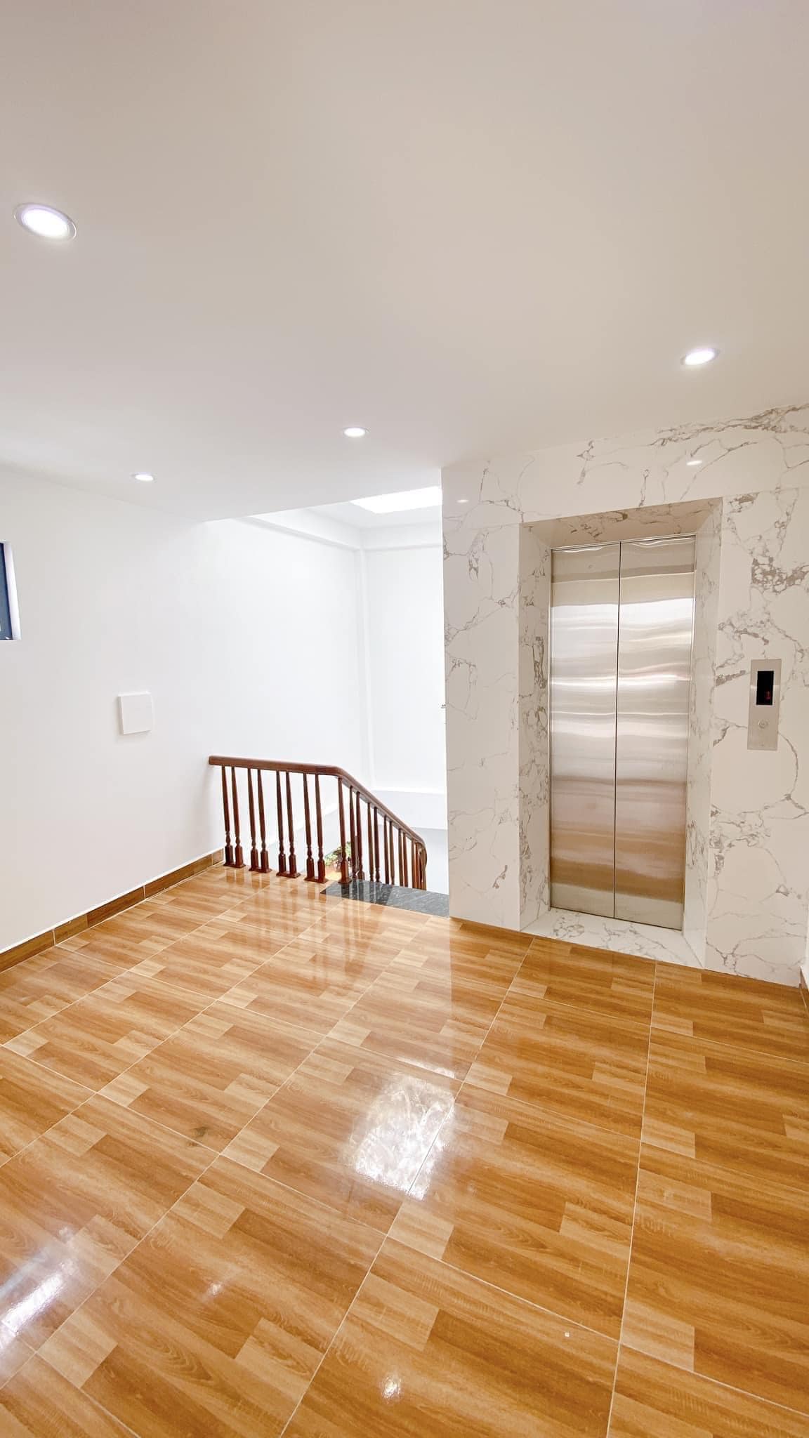 BÁN NHÀ LẠC LONG QUÂN 9.45 TỶ 47M2 5T MT 4.2M OTO ĐỖ CỬA – GẦN PHỐ - SÁT HỒ - 2 THOÁNG – NGÕ THÔNG