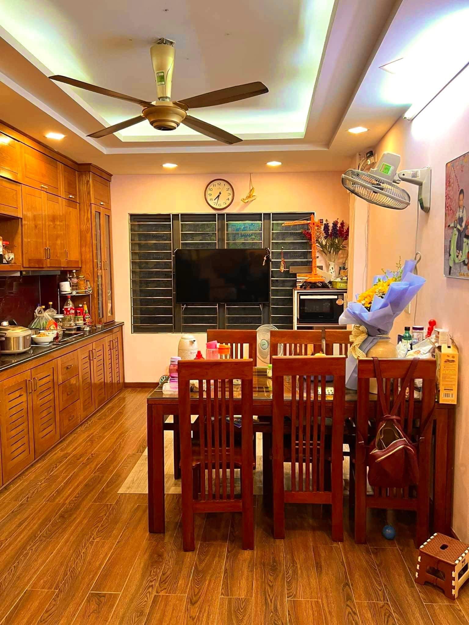 Bán nhà phân lô Hoàng Quốc Việt,Ô tô dừng đỗ,Kinh Doanh,43m2x6T,giá 7.45 tỷ