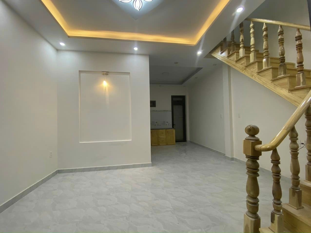 BÁN NHANH NHÀ XÂY MỚI HOÀN THIỆN TRUNG TÂM THÀNH PHỐ