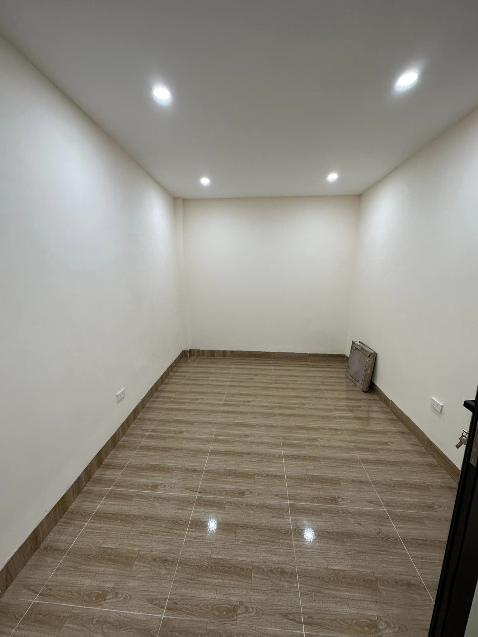 Cần bán nhà Phố Vân Đồn, còn mới ở luôn, ô tô qua cổng 2.88 tỷ