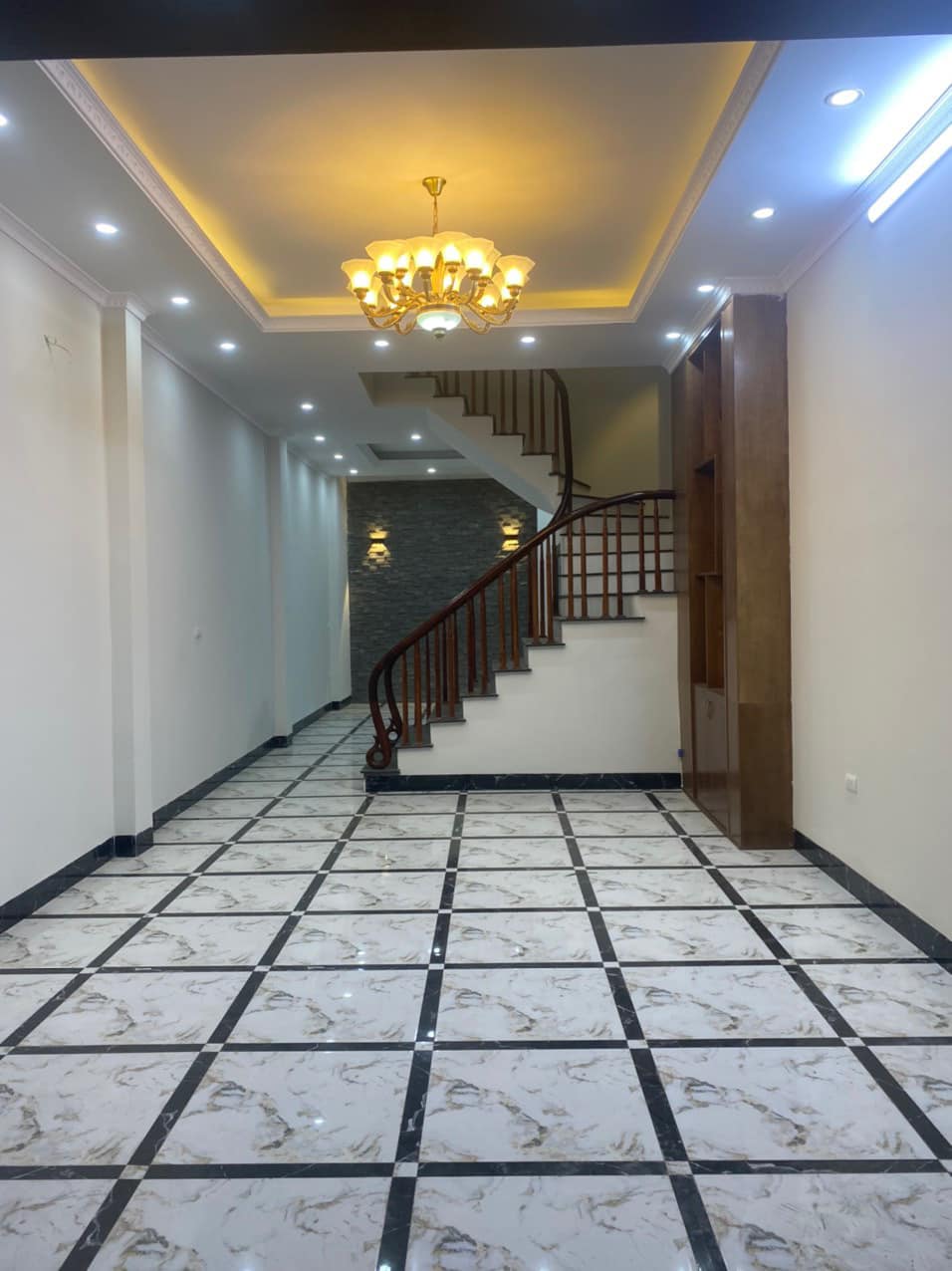 Bán nhà Hoàng Văn Thái 40m2, 4 tầng mt 3.8m giá 4.4 tỷ Ô tô đỗ cổng