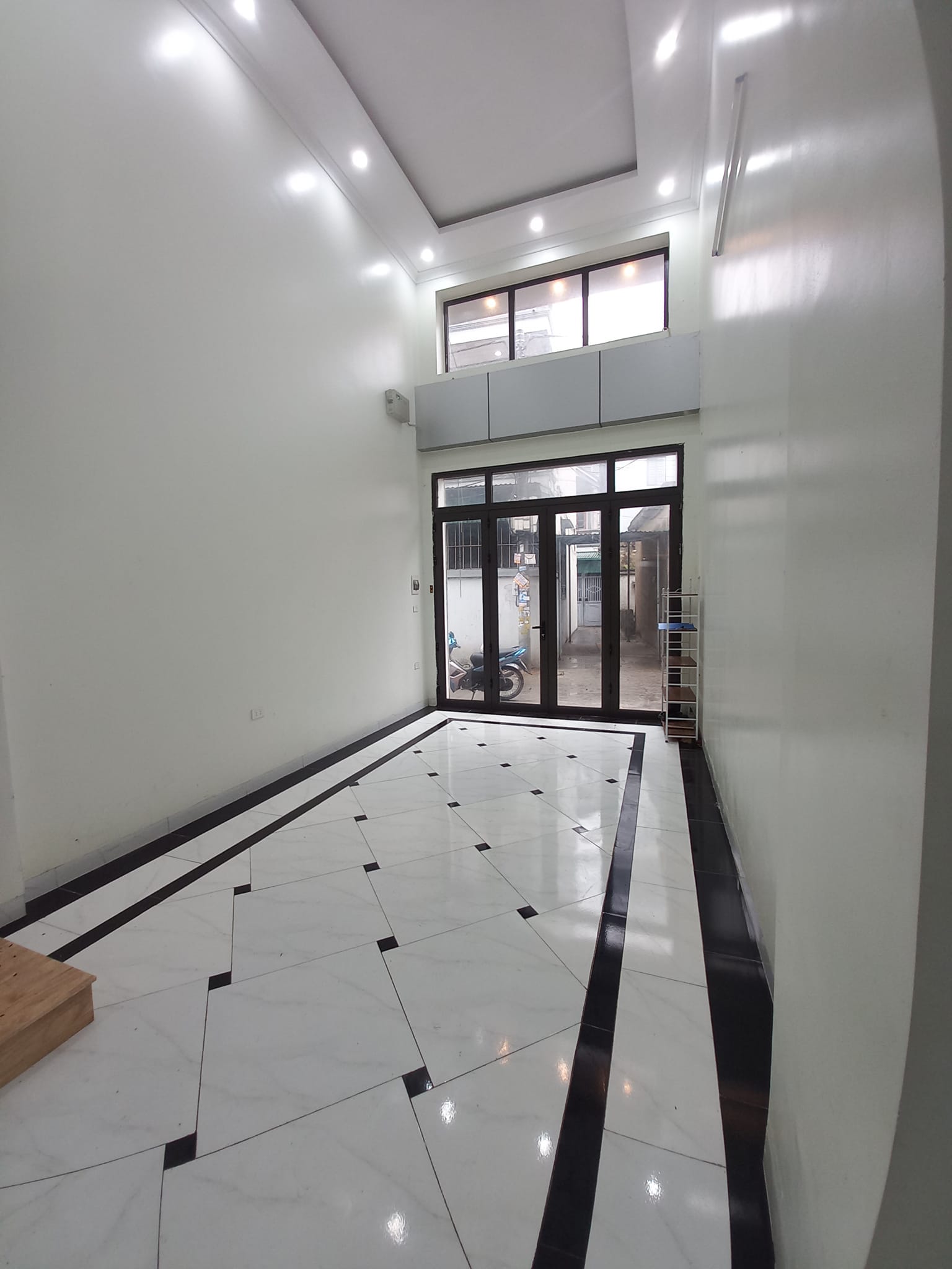 Cần bán nhà 5 tầng mặt đường Cổ Điển A, Tứ Hiệp, Thanh Trì.