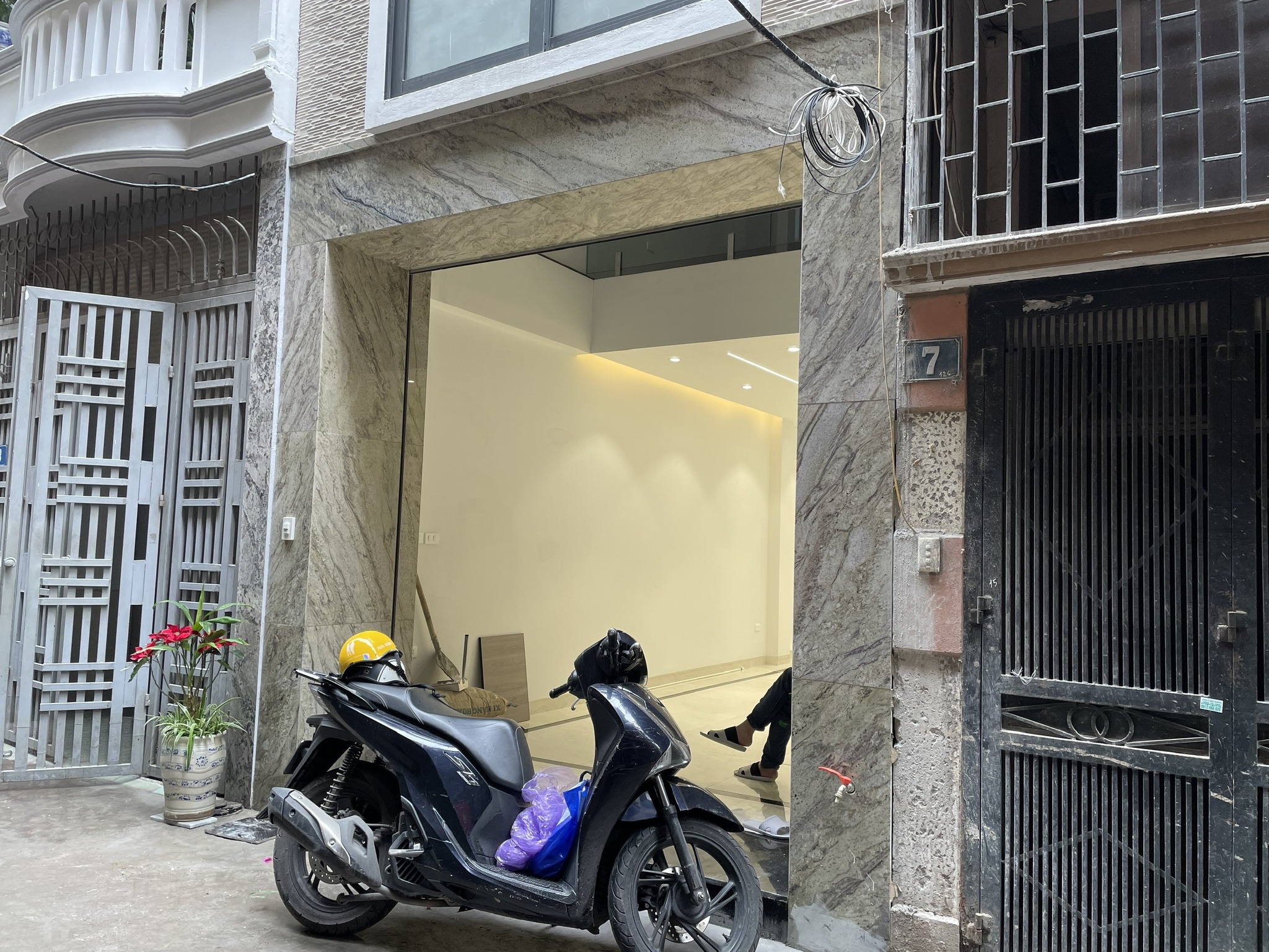 Bán Nhà Vừa Xây Xong Về Ở Ngay Phố Thái Hà Dt 48m2 8 tầng Mt 3.8 Giá 13.8 tỷ Đống Đa