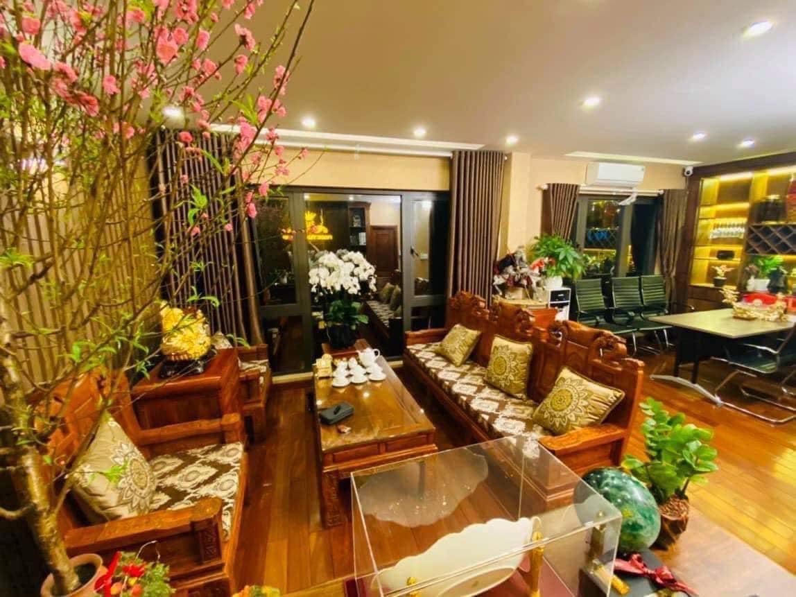 Bán nhà Quận Đống Đa, Mặt Tiền 8m, Tặng Nội Thất cao cấp, Dt 60m2, OTO Đỗ Ngày Đêm