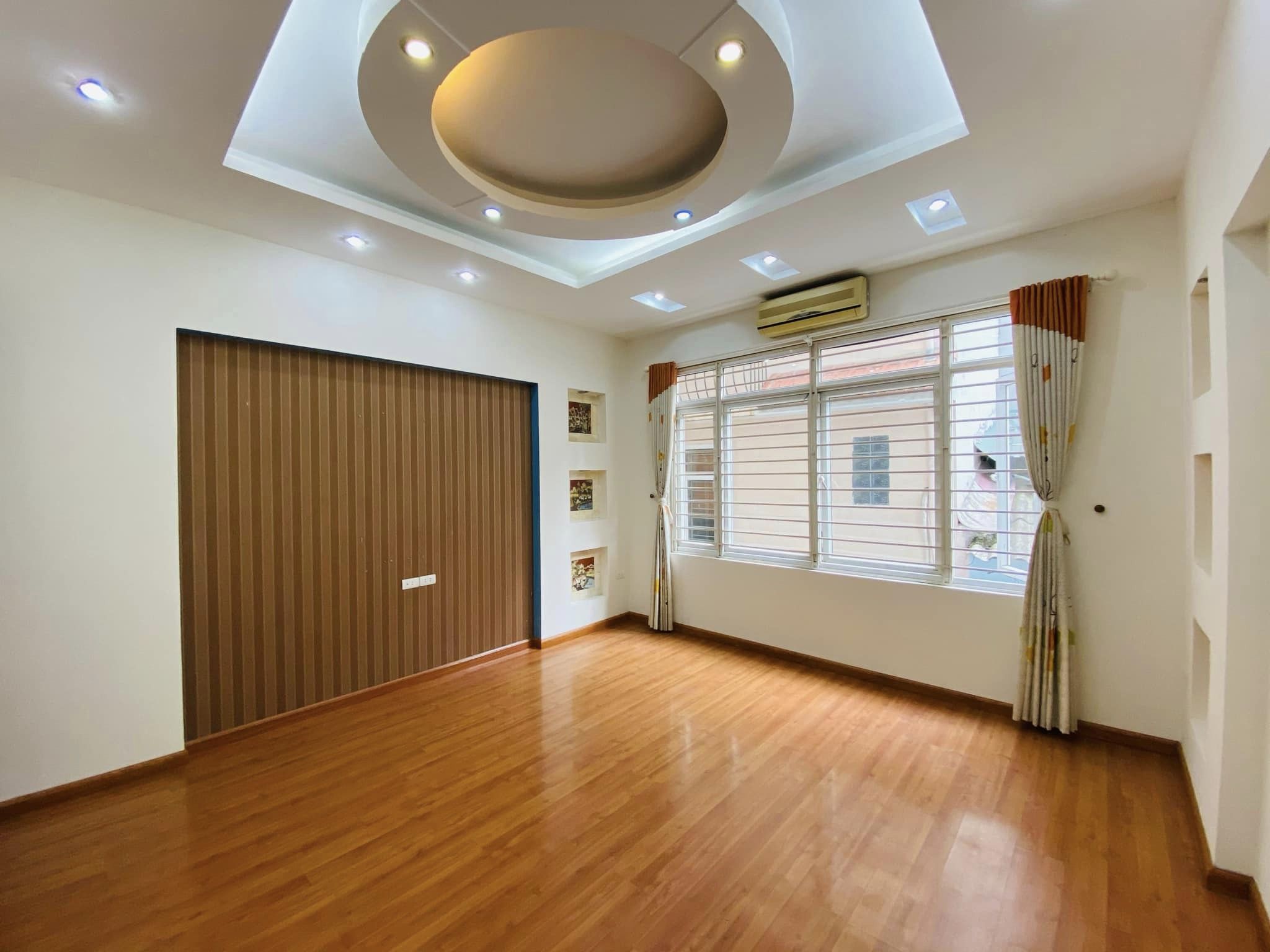 SỐC nhà DT 54m2, Cầu Giấy, Phân Lô, Gara Ôtô, Sổ đẹp, MT 4.5m, chỉ hơn 8 tỷ