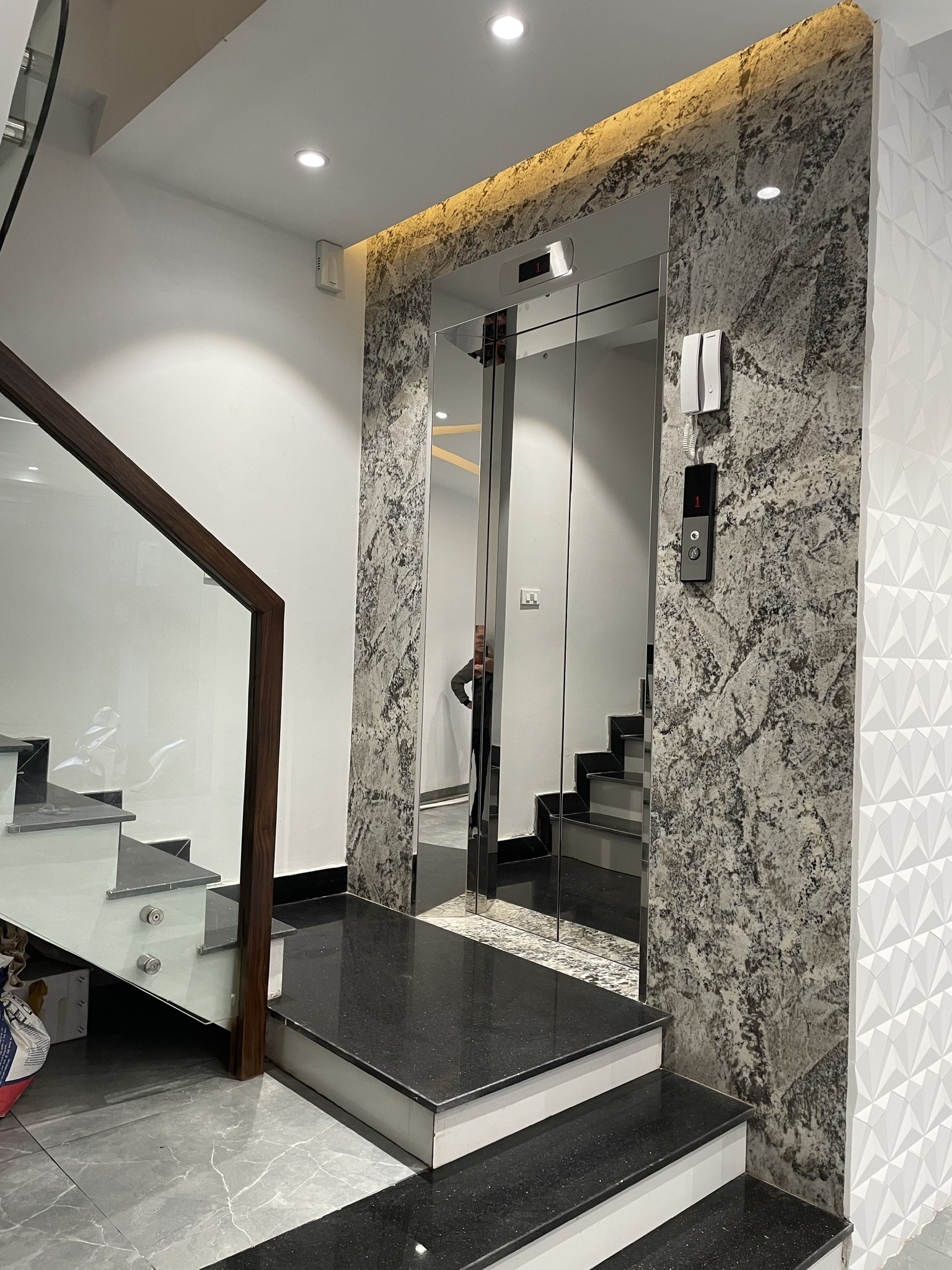 NHÀ MỚI THÁI HÀ – ĐỐNG ĐA, MẶT TIỀN RỘNG, GARA Ô TÔ, 7 TẦNG THANG MÁY.