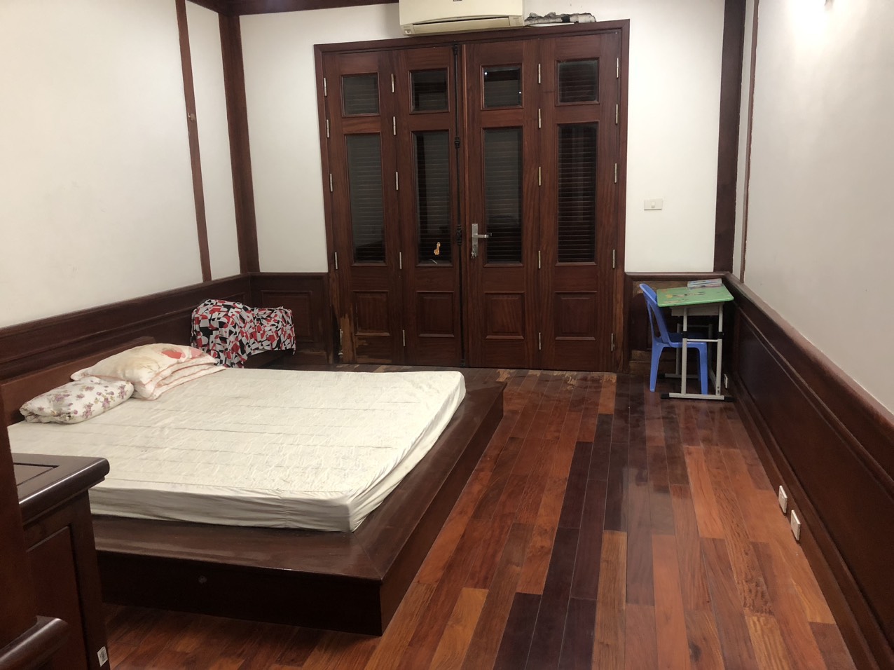 Cần cho thuê nhà tại Ngọc Thụy khu giáo viên, để ô tô trong nhà. LH: 0367674345.