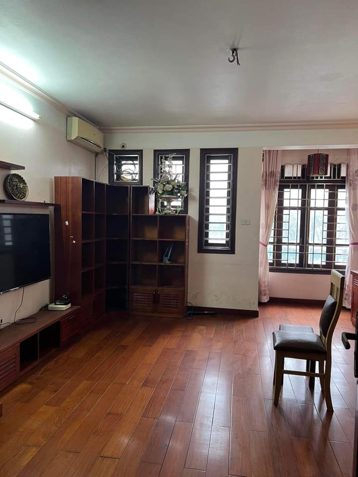 Cần cho thuê nhà tại Bồ Đề ô tô đỗ trong nhà, nhà rộng 4 ngủ.