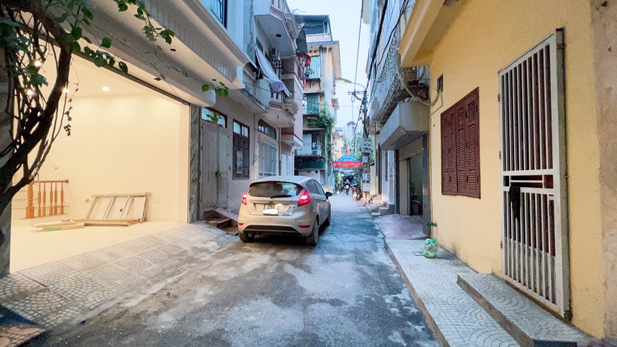 Bán nhanh nhà ngõ 199 Trần Quốc Hoàn, 2 mặt ô tô tránh, KD đỉnh, ở đẳng cấp 40m2 giá chỉ 10.8 tỷ